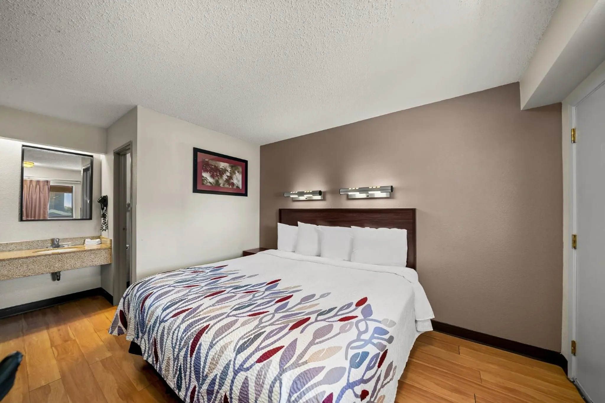 Photo of the whole room, Bed in Red Roof Inn Dallas - DFW Airport North