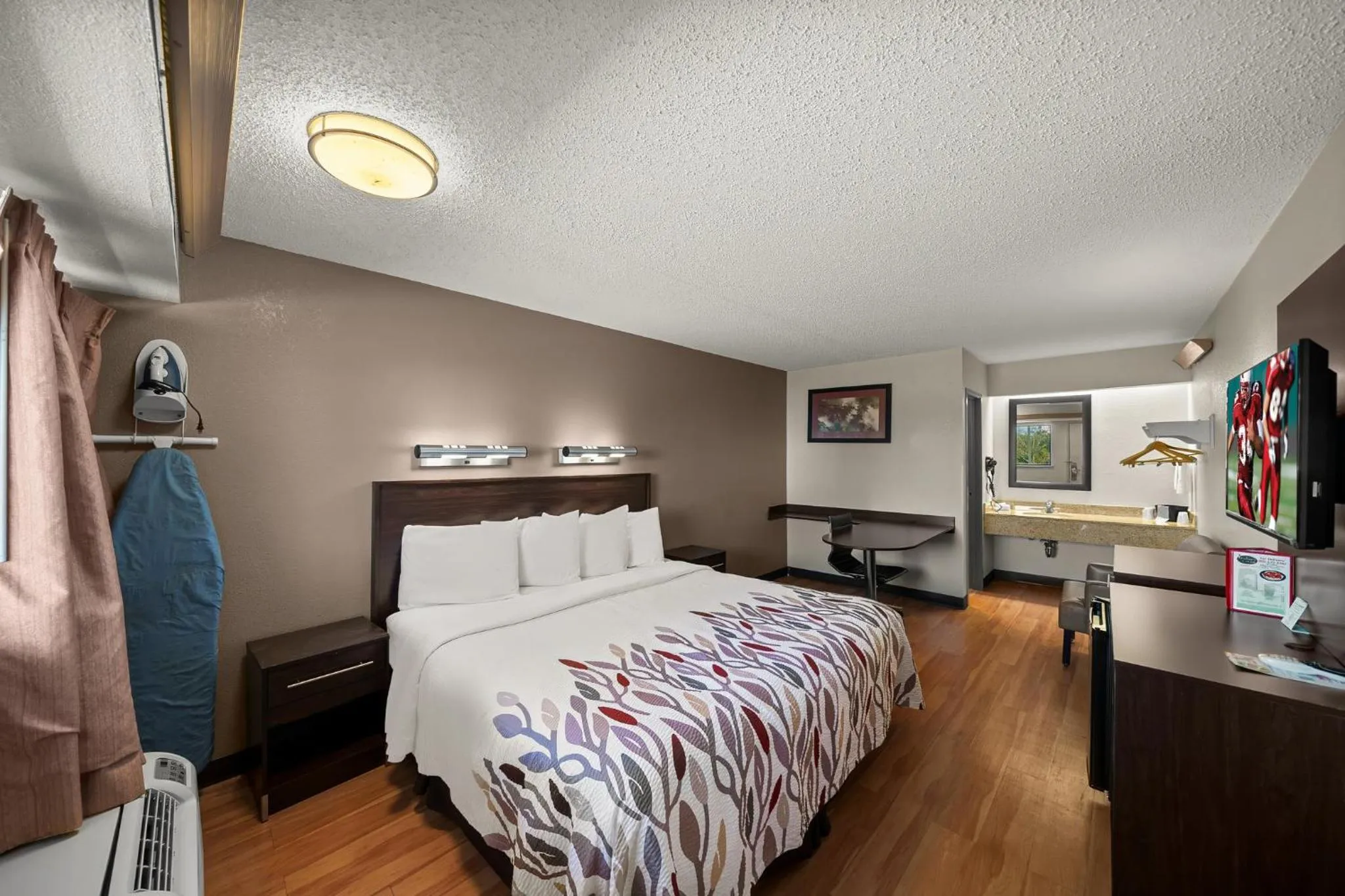 Bedroom, Bed in Red Roof Inn Dallas - DFW Airport North