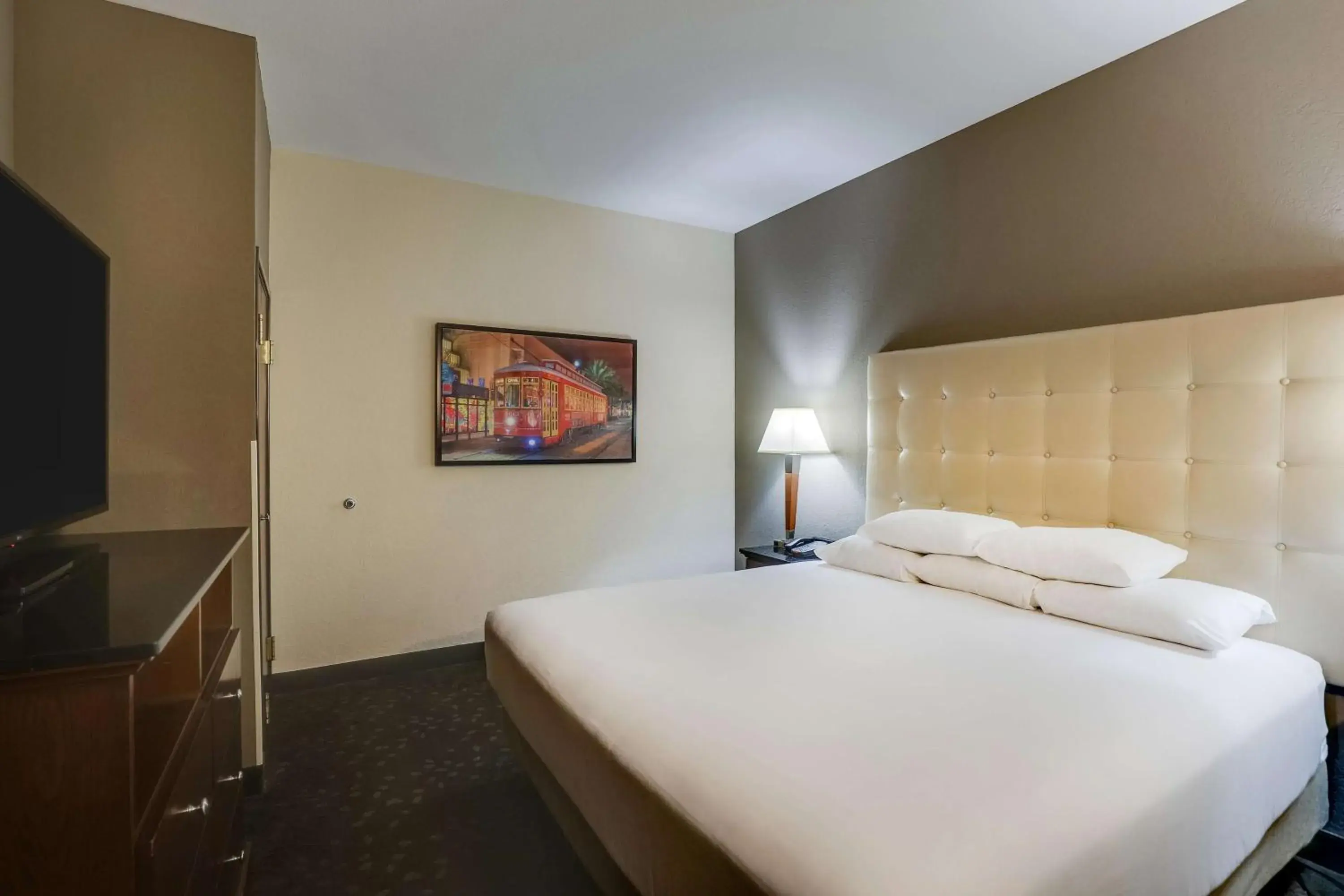 Bedroom, Bed in Drury Plaza Hotel New Orleans Bedroom, Bed in Drury Plaza Hotel New Orleans