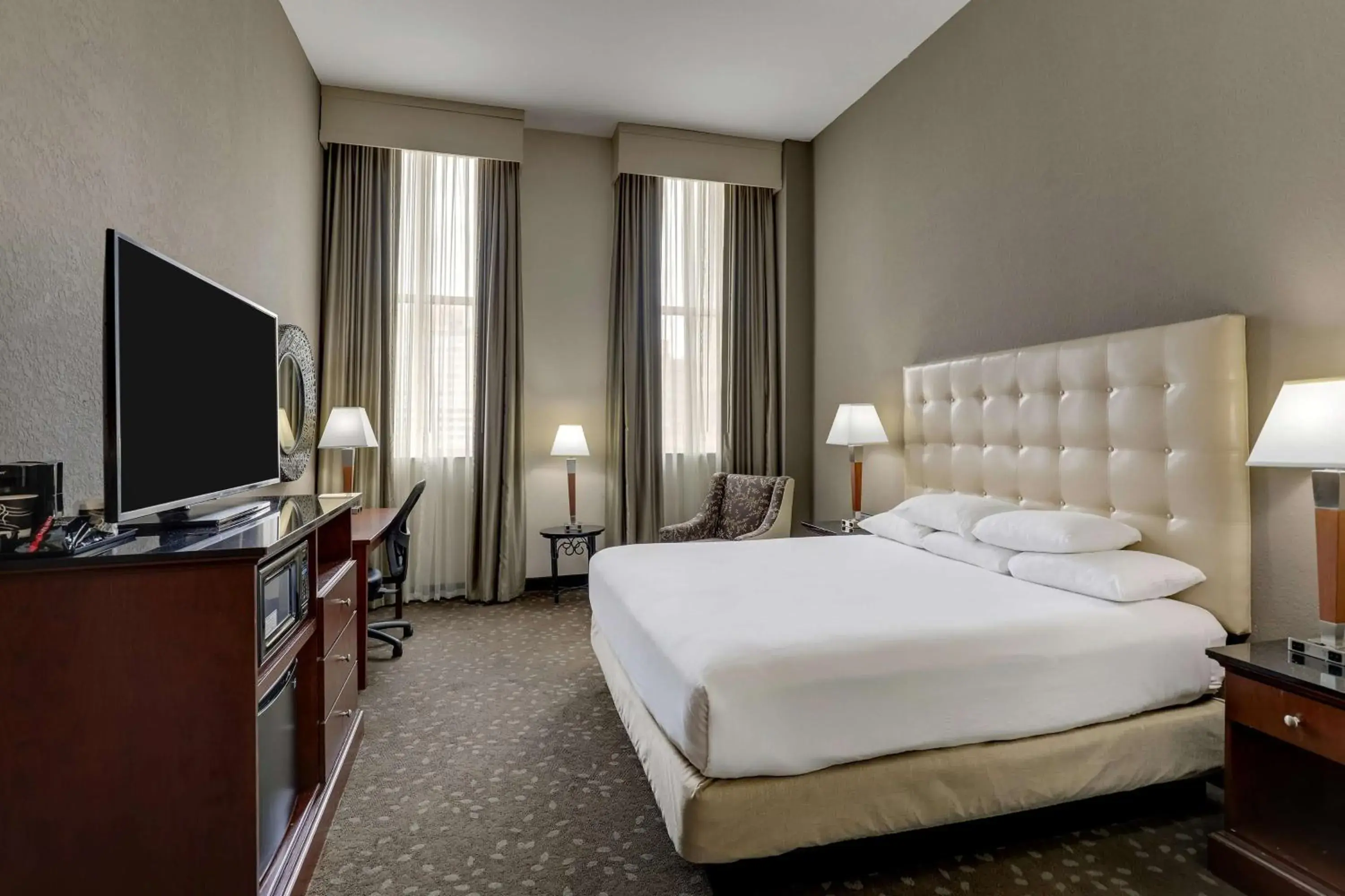 Bedroom, Bed in Drury Plaza Hotel New Orleans Bedroom, Bed in Drury Plaza Hotel New Orleans