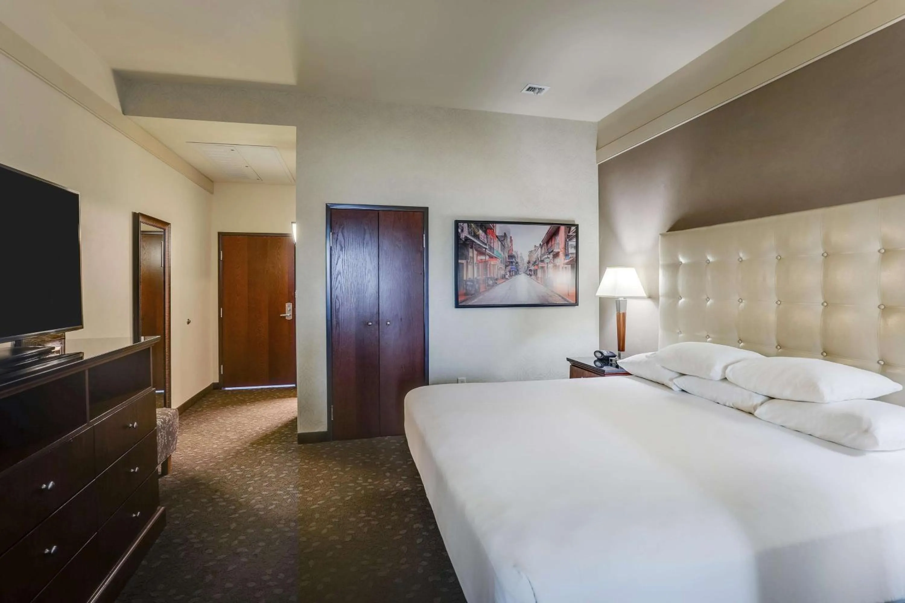 Bedroom, Bed in Drury Plaza Hotel New Orleans