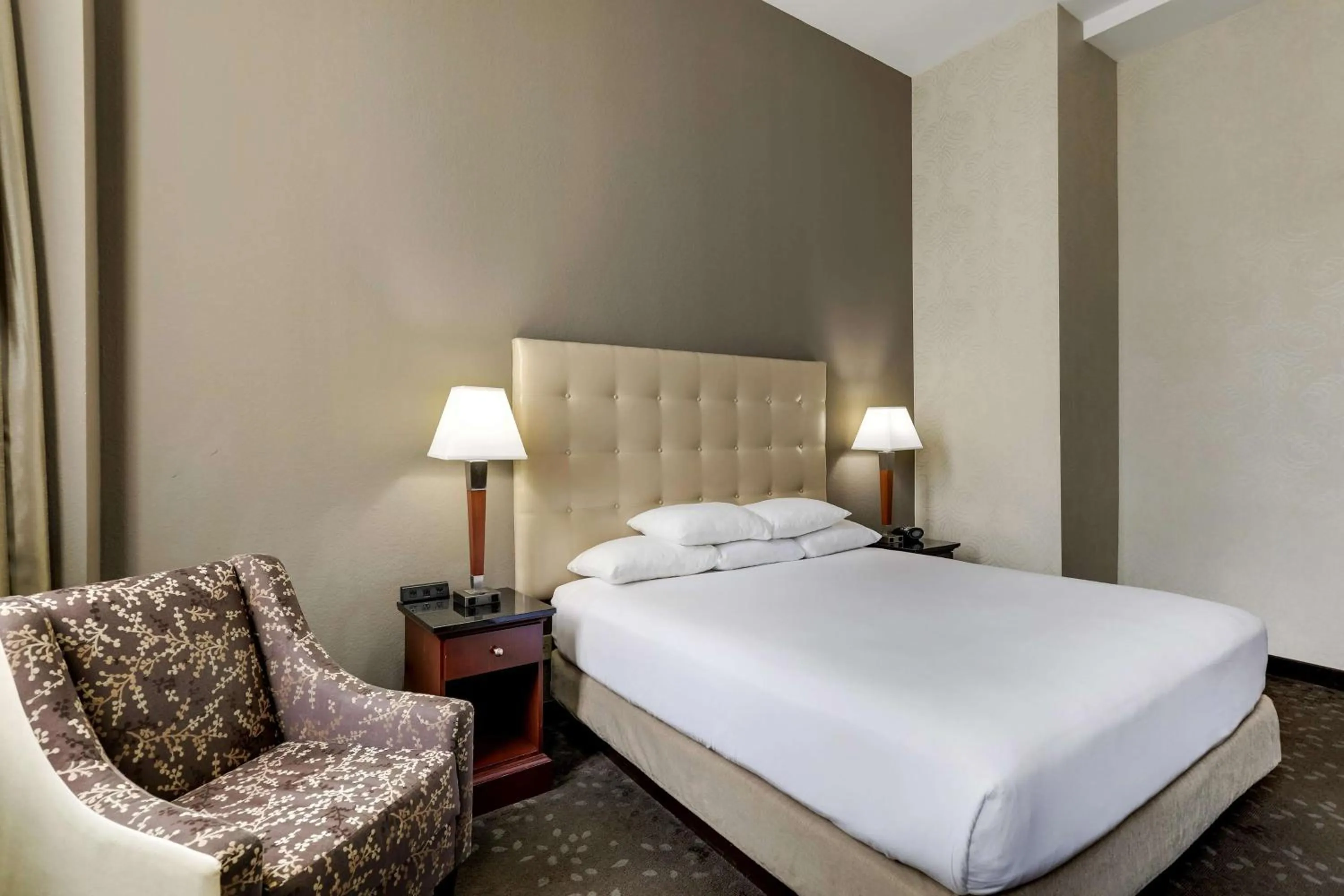 Bedroom, Bed in Drury Plaza Hotel New Orleans