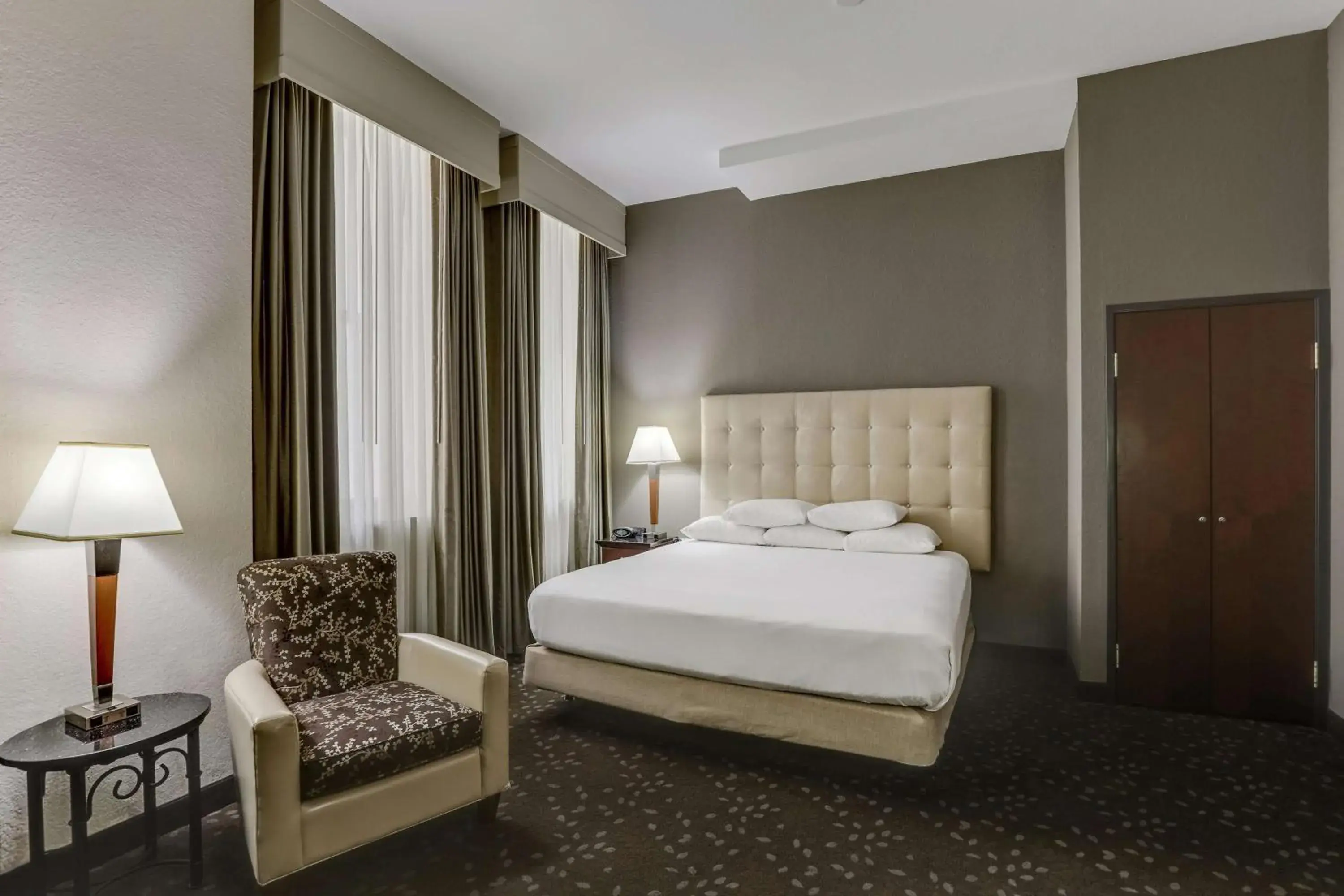 Bedroom, Bed in Drury Plaza Hotel New Orleans Bedroom, Bed in Drury Plaza Hotel New Orleans