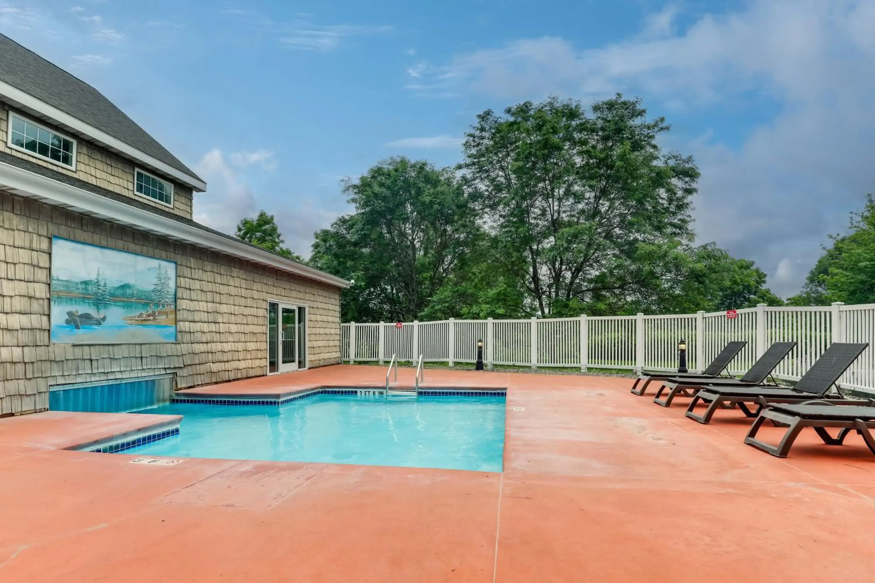 Swimming pool in Stoney Creek Hotel La Crosse - Onalaska Swimming pool in Stoney Creek Hotel La Crosse - Onalaska