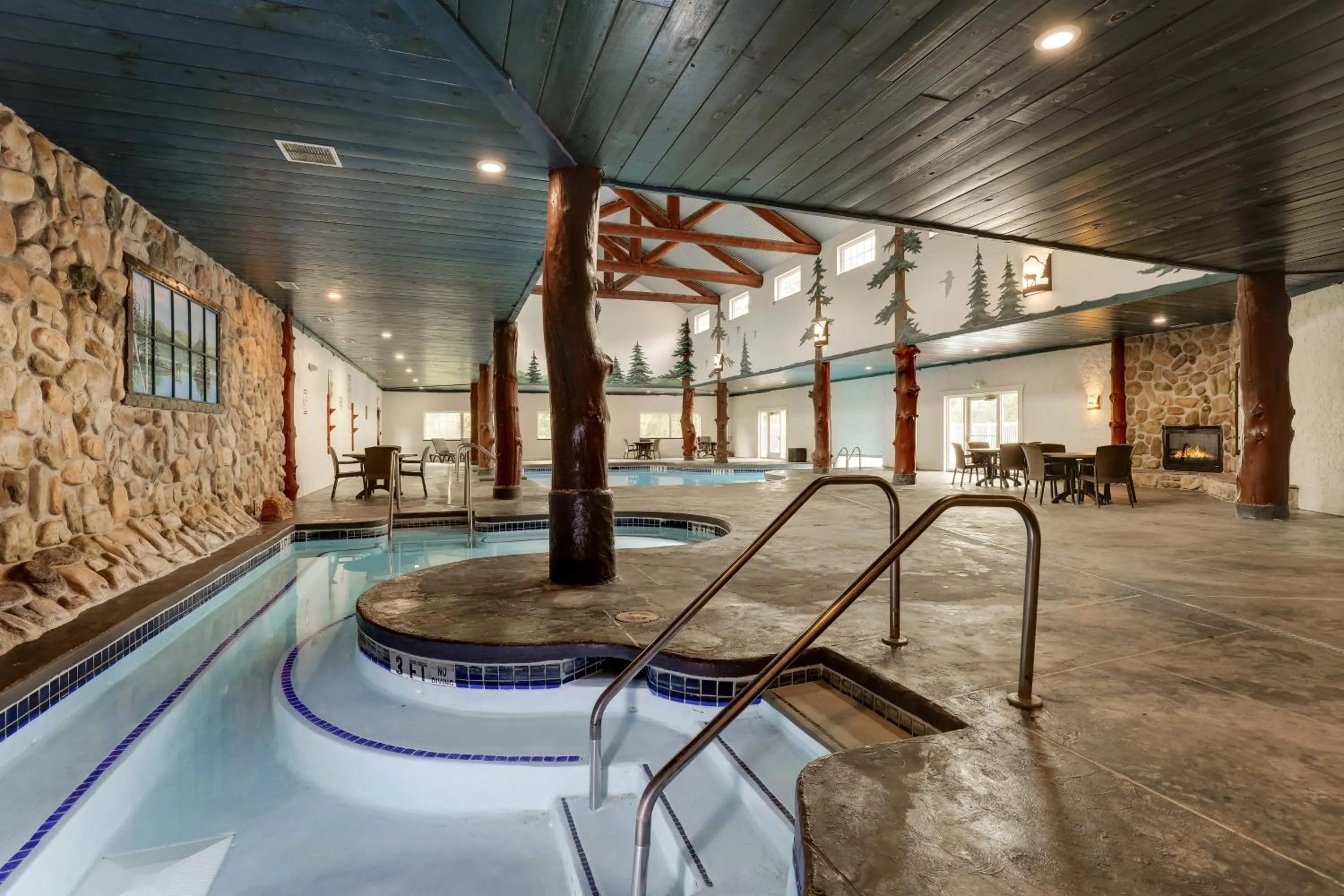 Hot Tub in Stoney Creek Hotel La Crosse - Onalaska