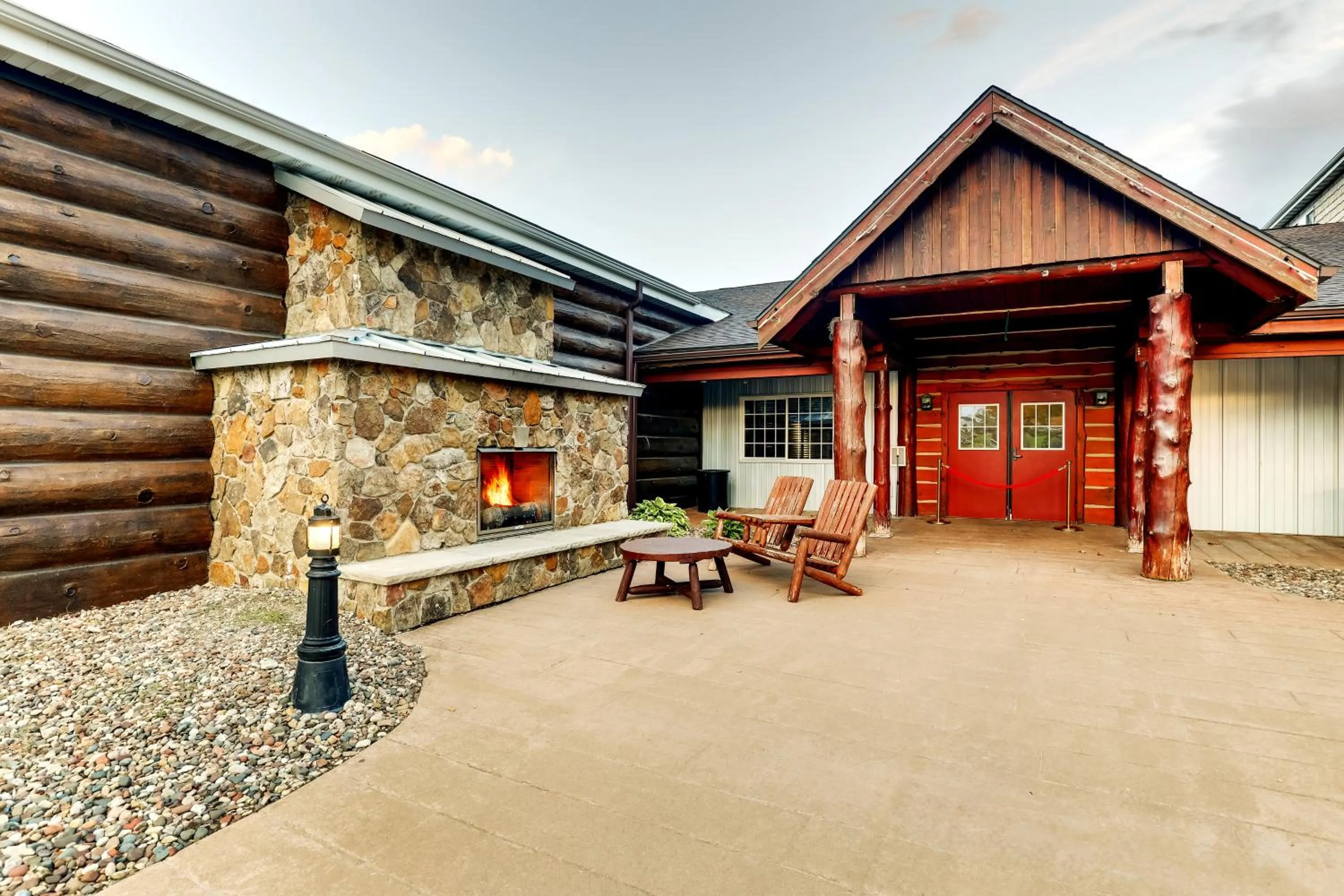 Patio in Stoney Creek Hotel La Crosse - Onalaska