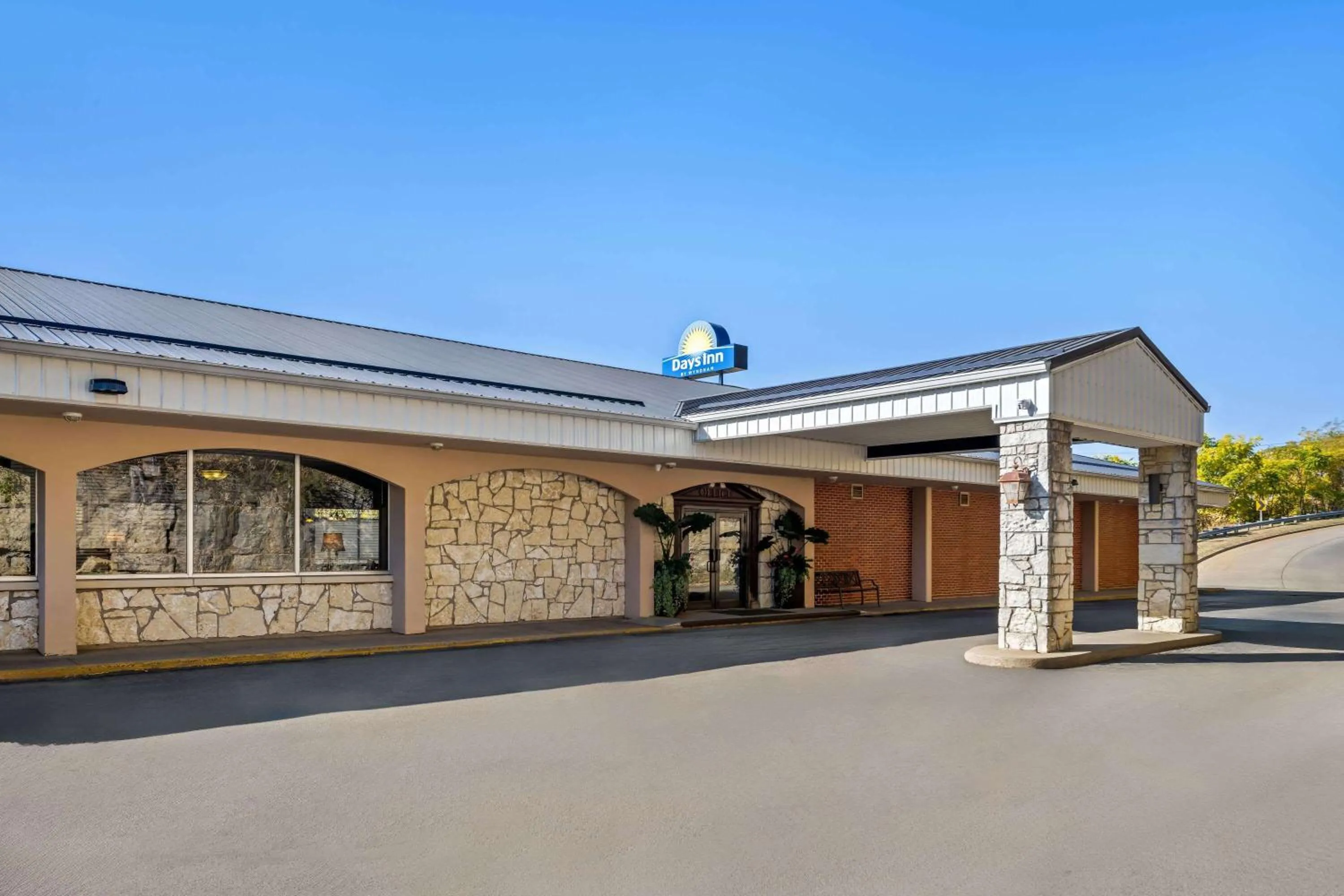 Property building in Days Inn by Wyndham Dubuque