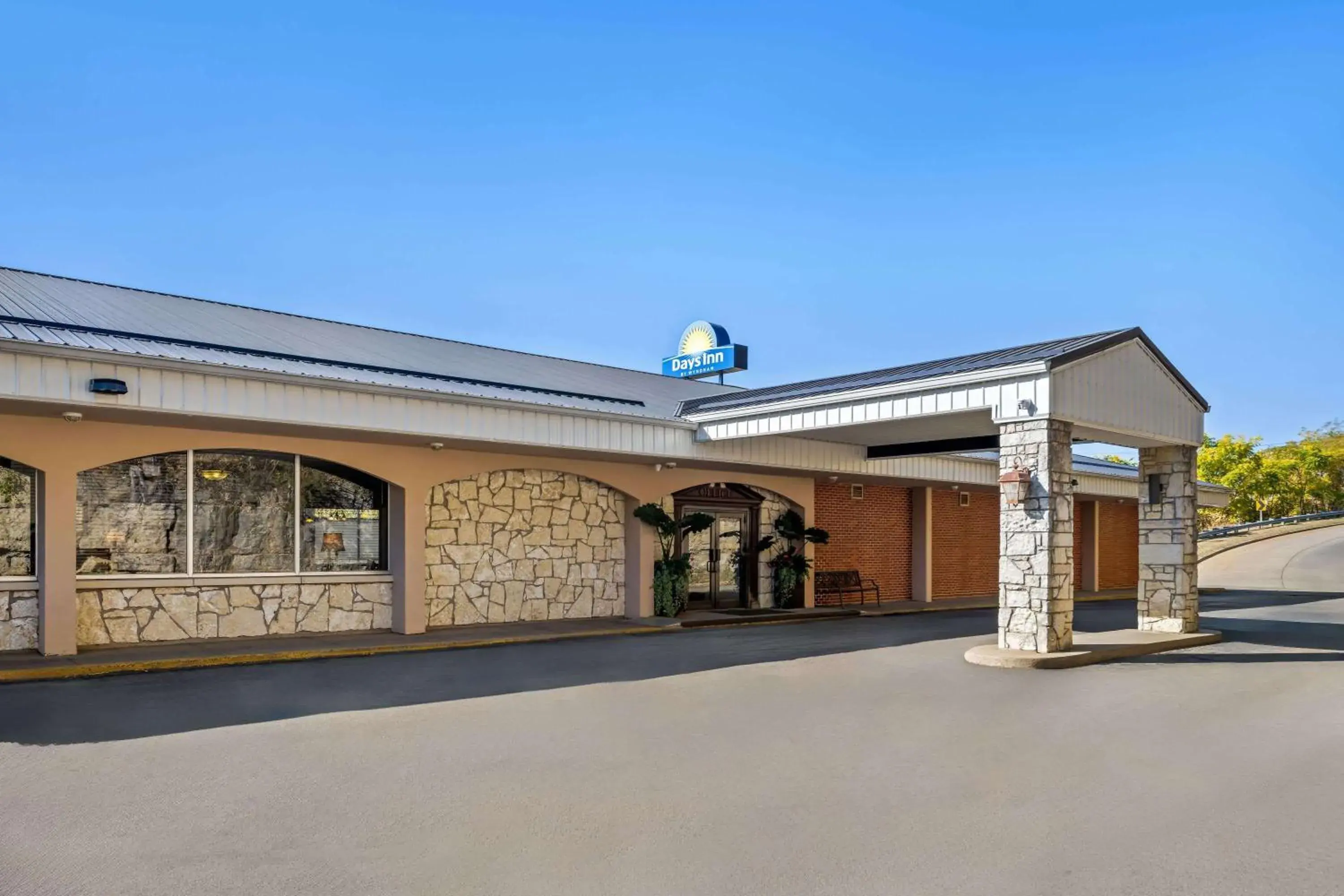 Property building in Days Inn by Wyndham Dubuque Property building in Days Inn by Wyndham Dubuque