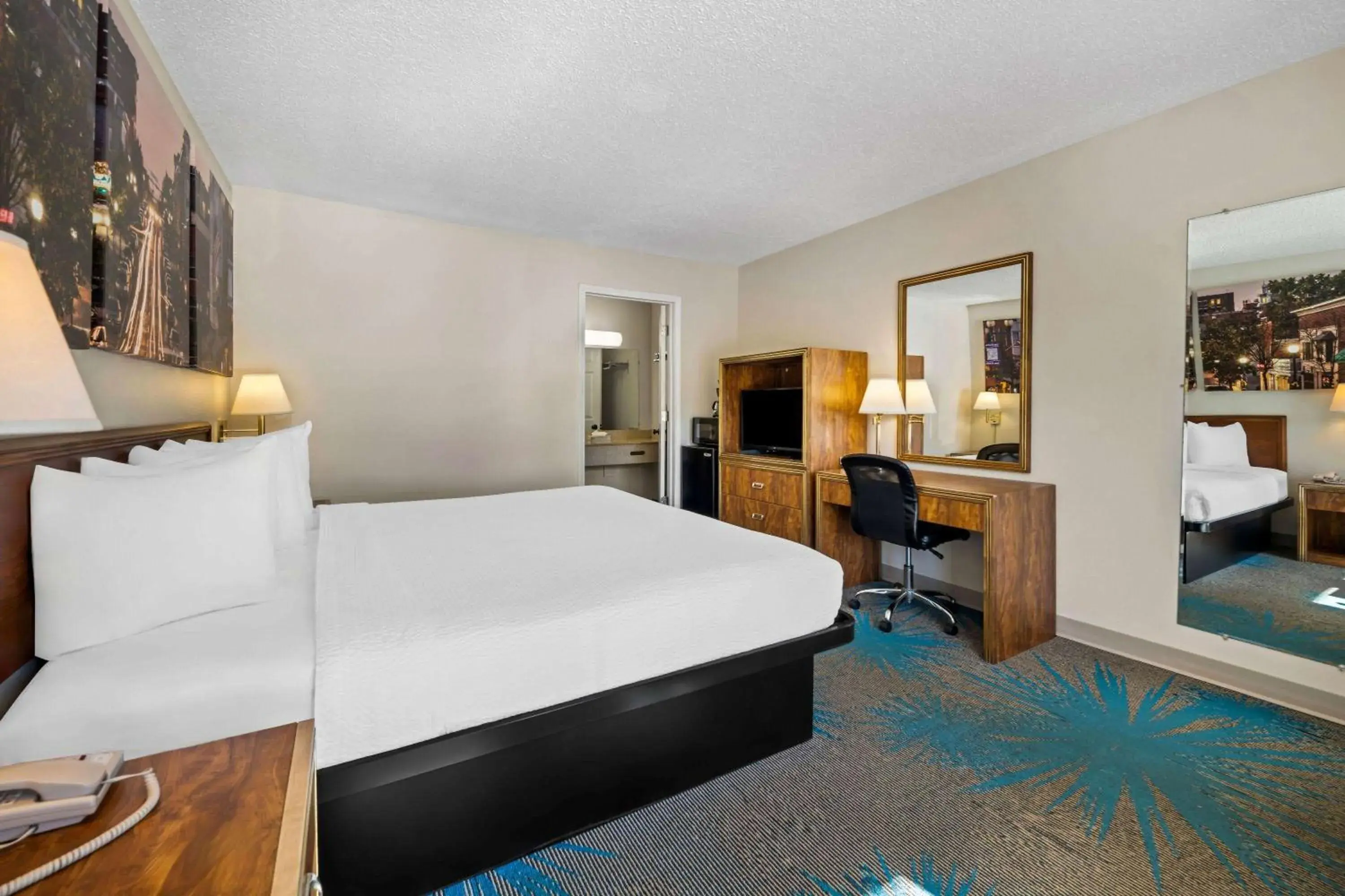 Bed in Days Inn by Wyndham Dubuque Bed in Days Inn by Wyndham Dubuque