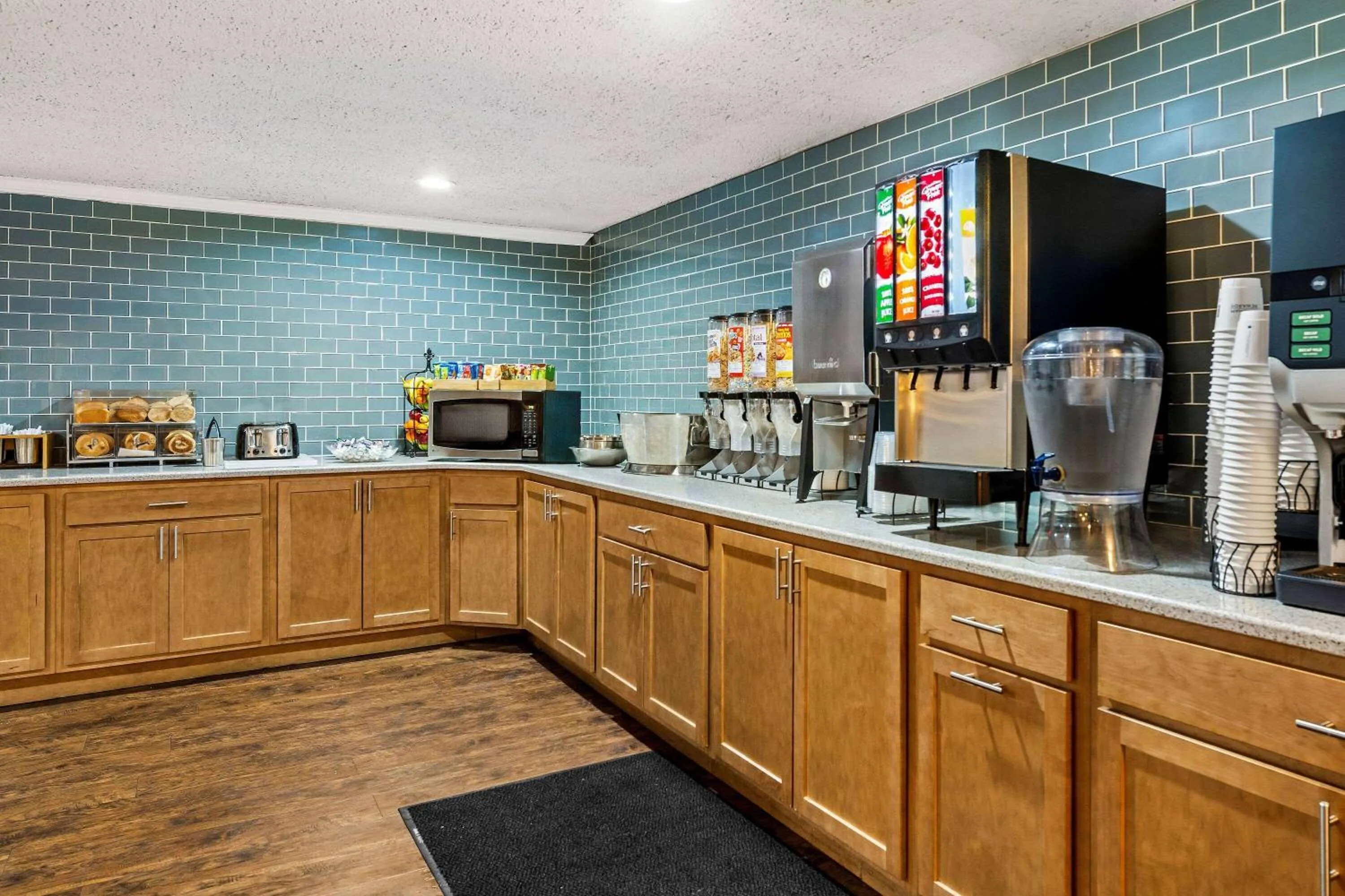 Restaurant/places to eat in Days Inn by Wyndham Dubuque