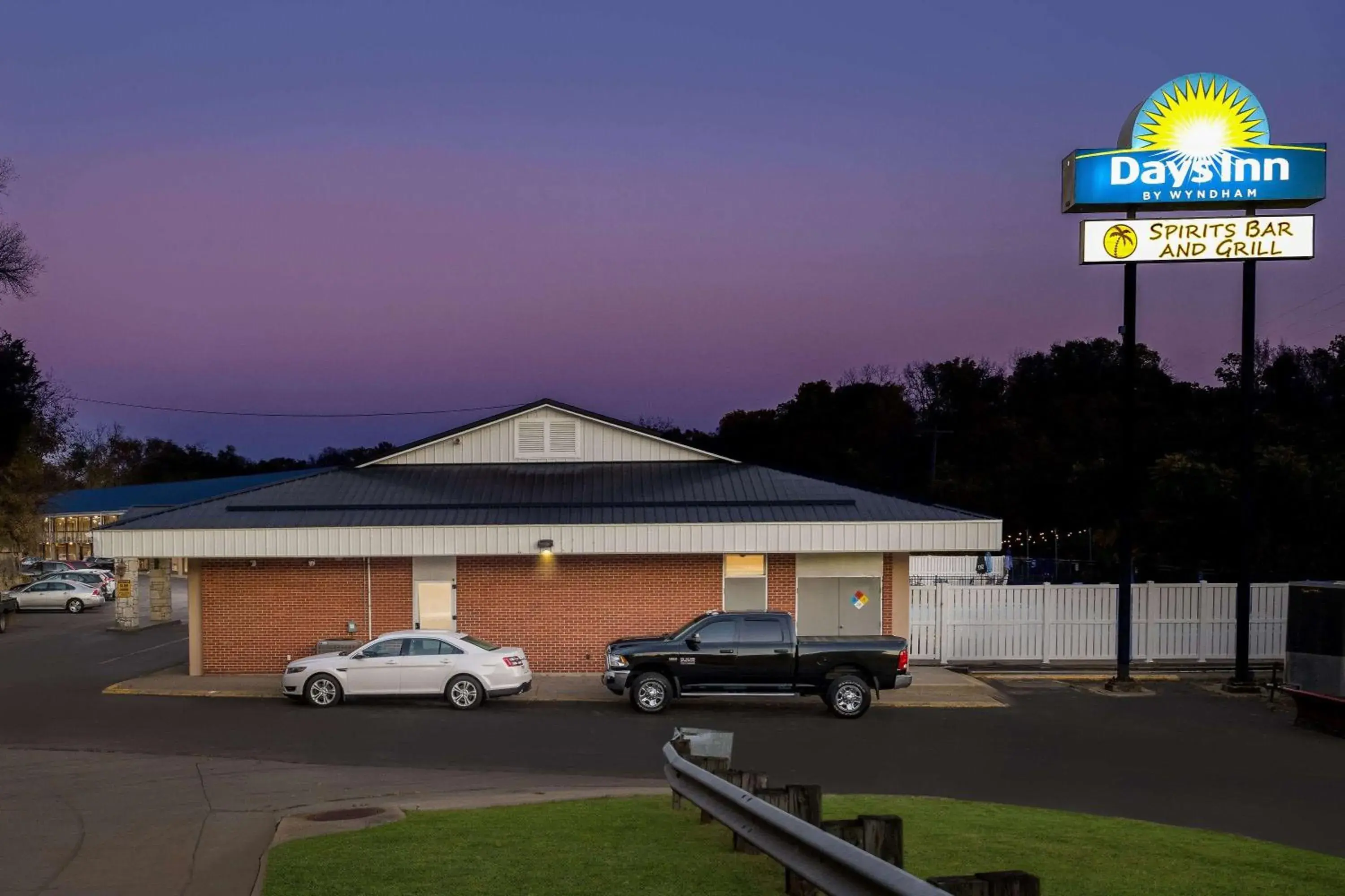 Property building in Days Inn by Wyndham Dubuque Property building in Days Inn by Wyndham Dubuque