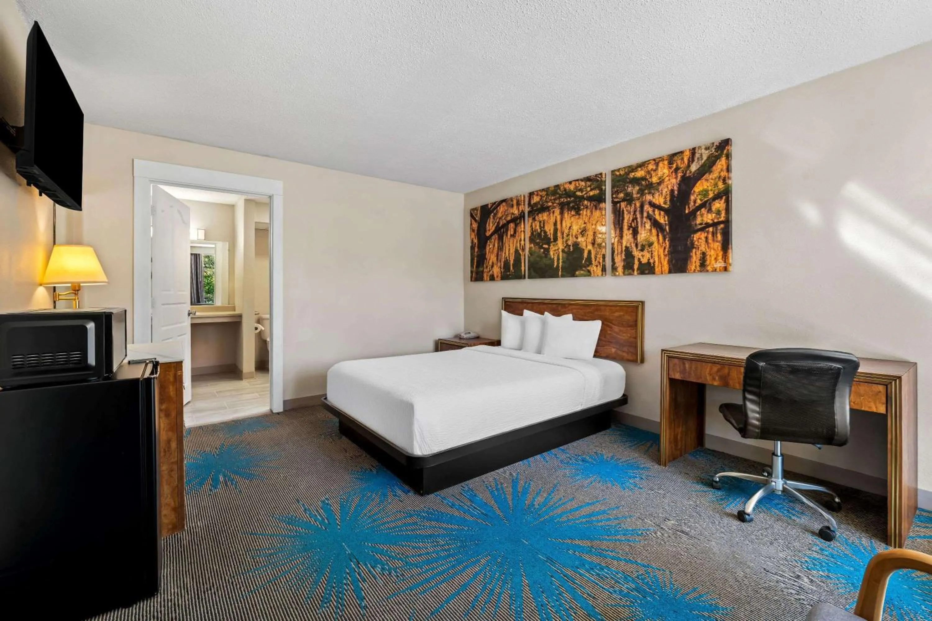 Bed in Days Inn by Wyndham Dubuque