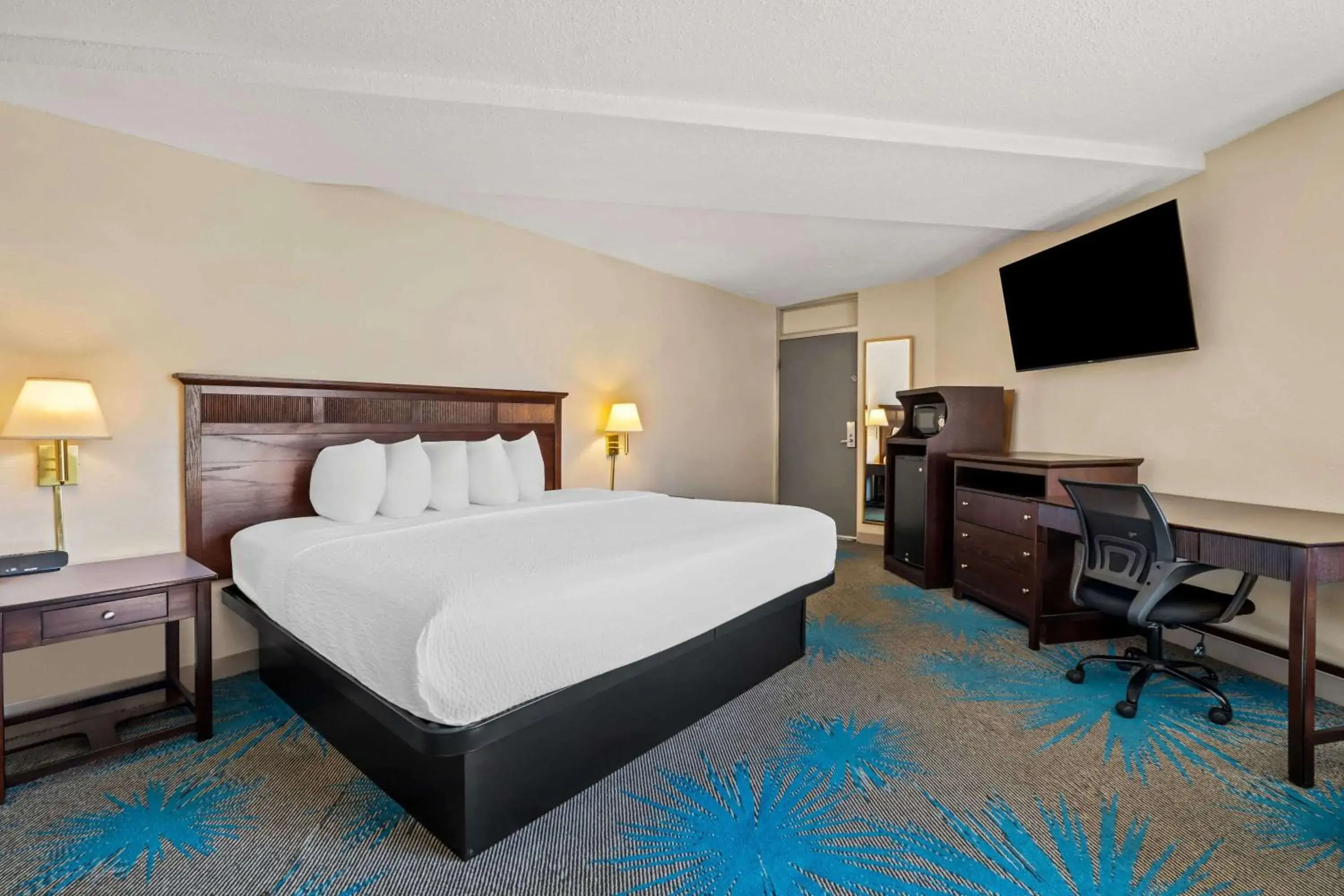 King Suite in Days Inn by Wyndham Dubuque King Suite in Days Inn by Wyndham Dubuque