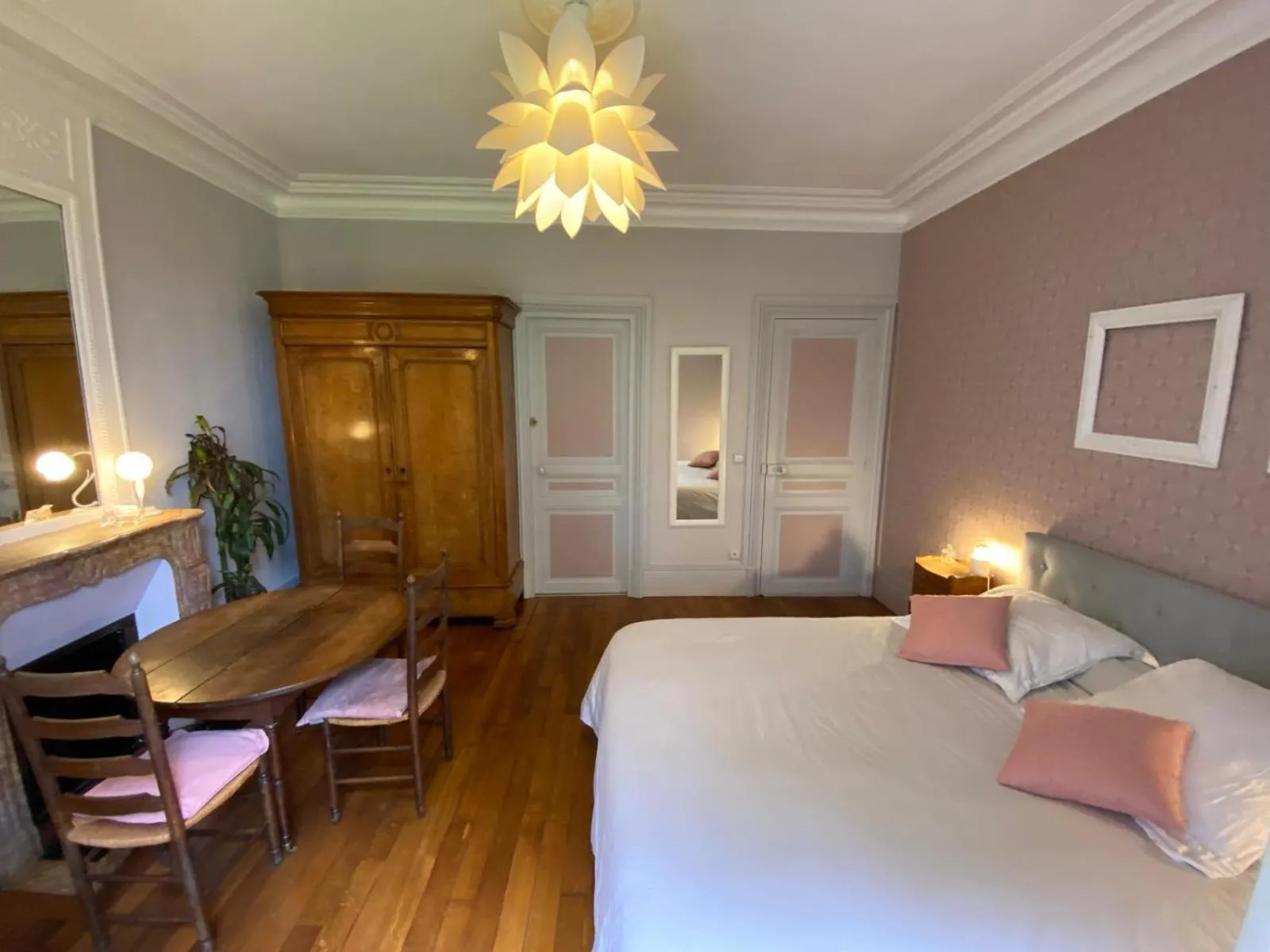 wardrobe, Bed in Propriété Les Ruisseaux