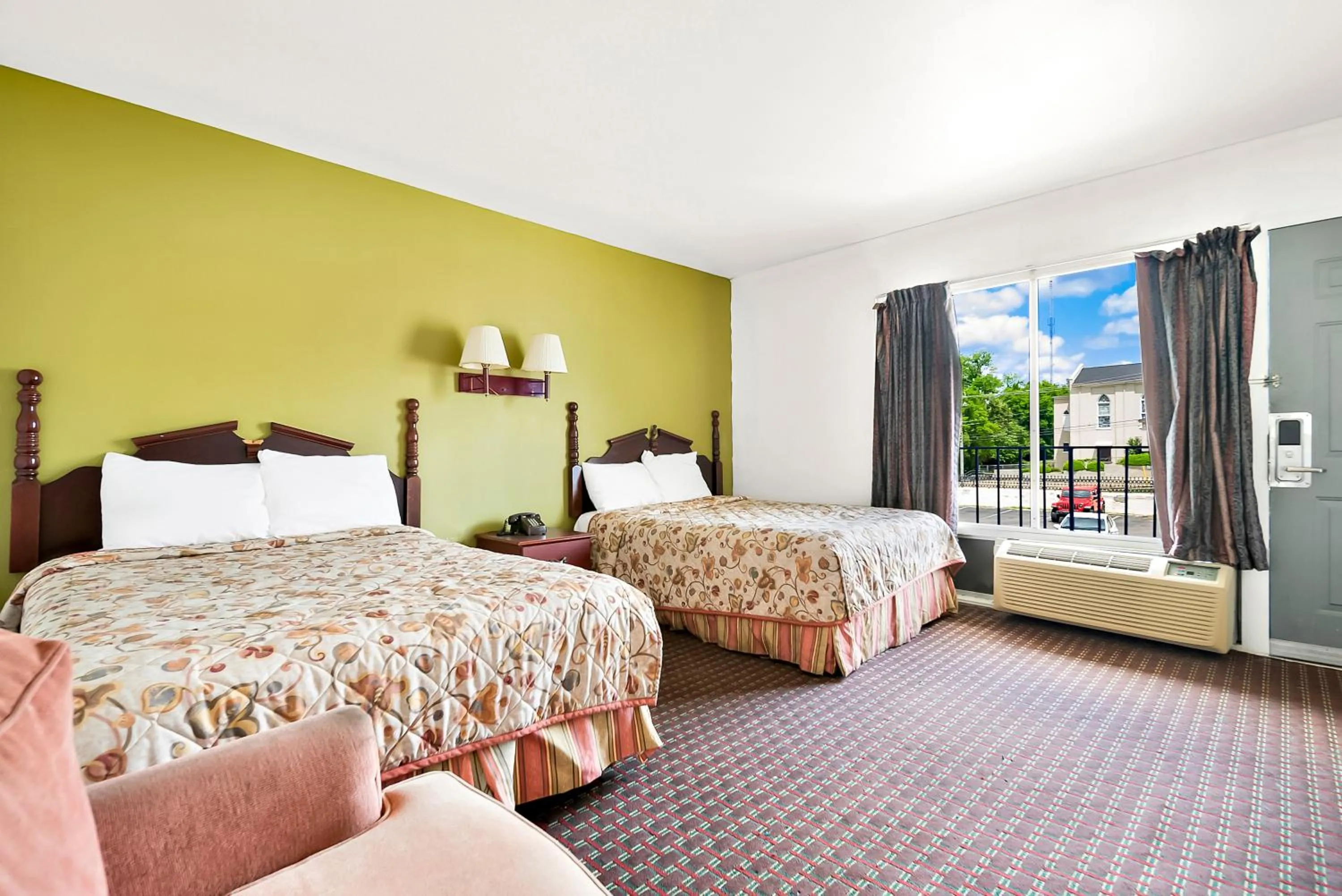 Photo of the whole room, Bed in Capitol Inn and Suites