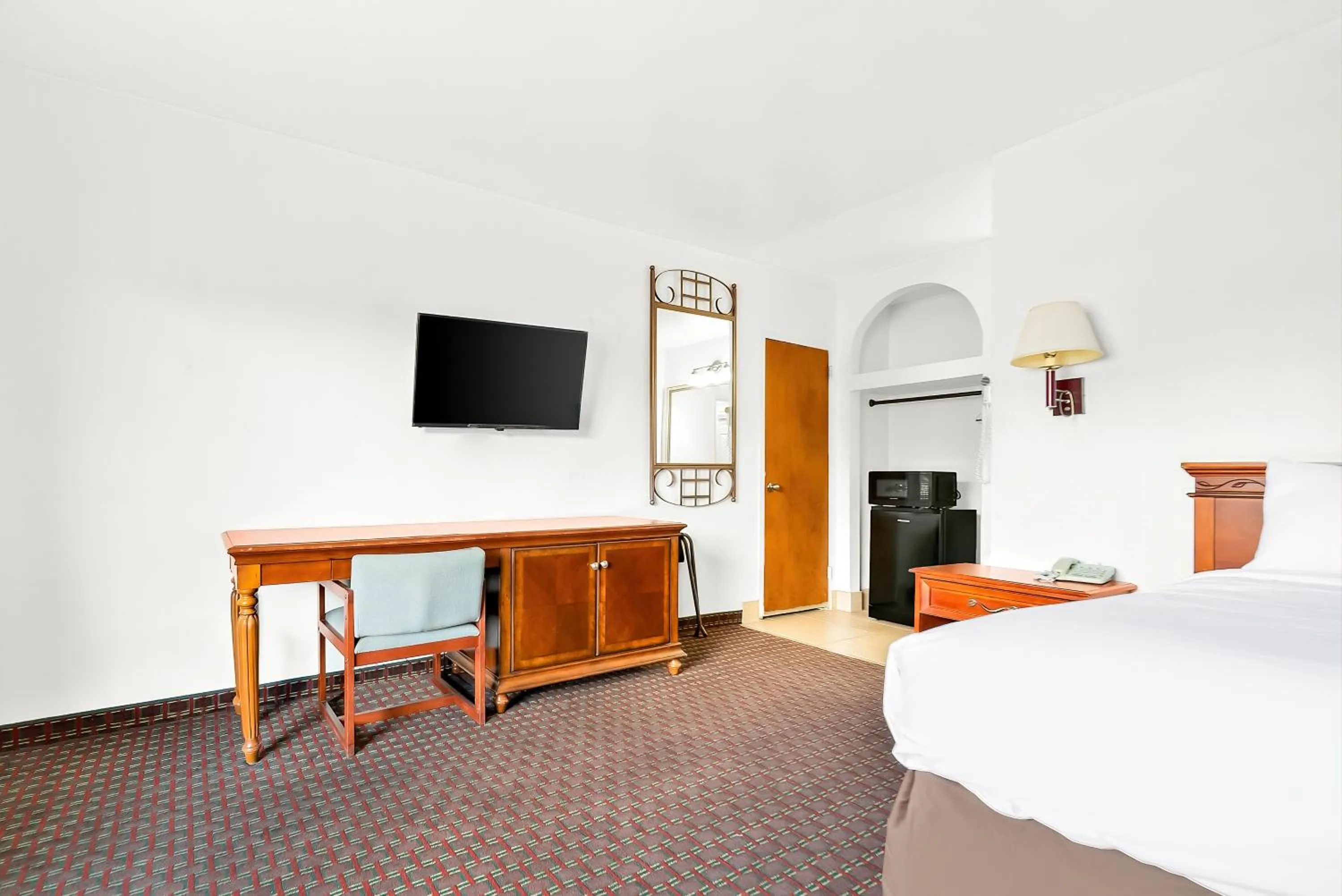 TV and multimedia, Bed in Capitol Inn and Suites