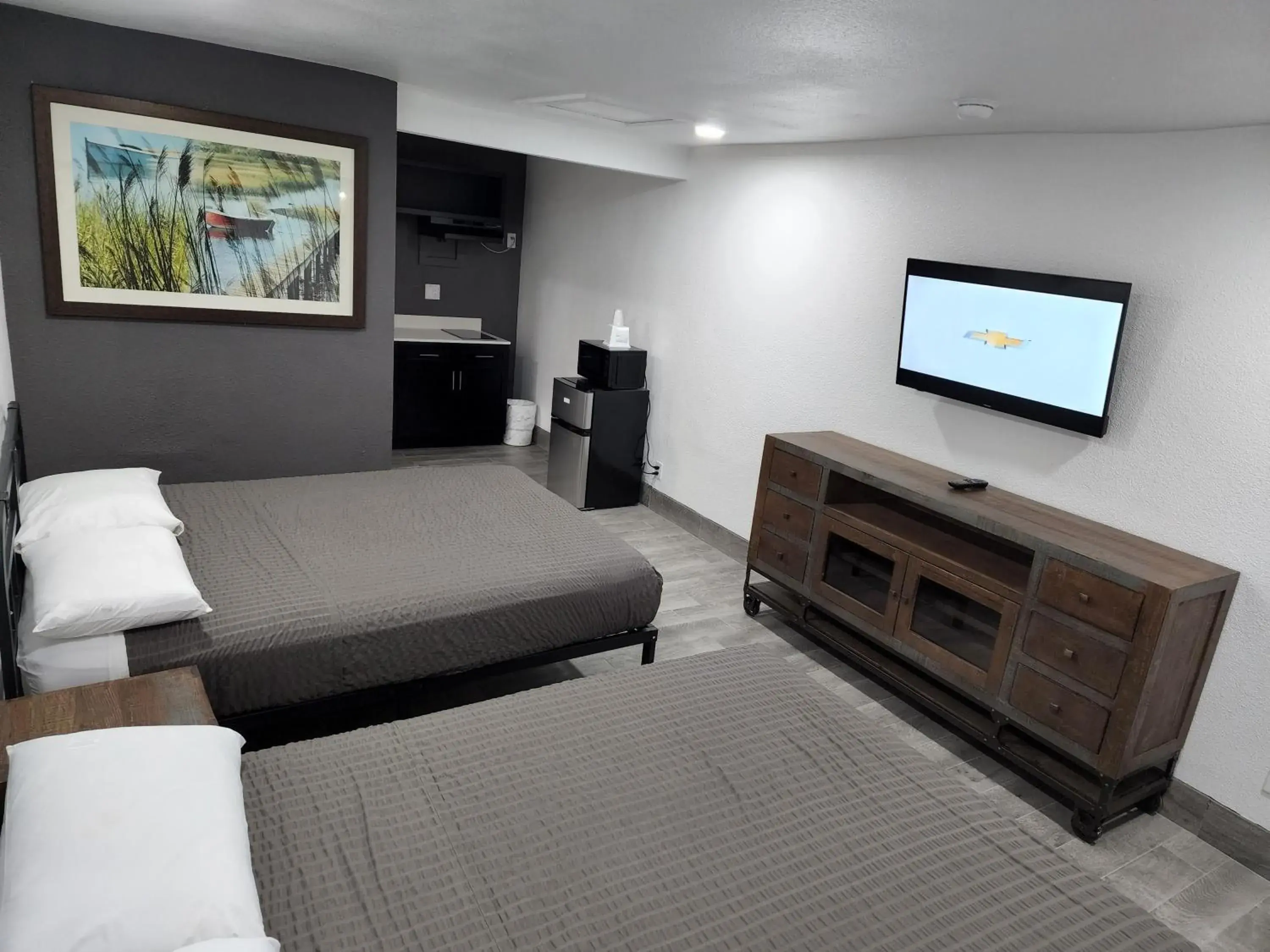 Bed in Rodeway Inn Bed in Rodeway Inn