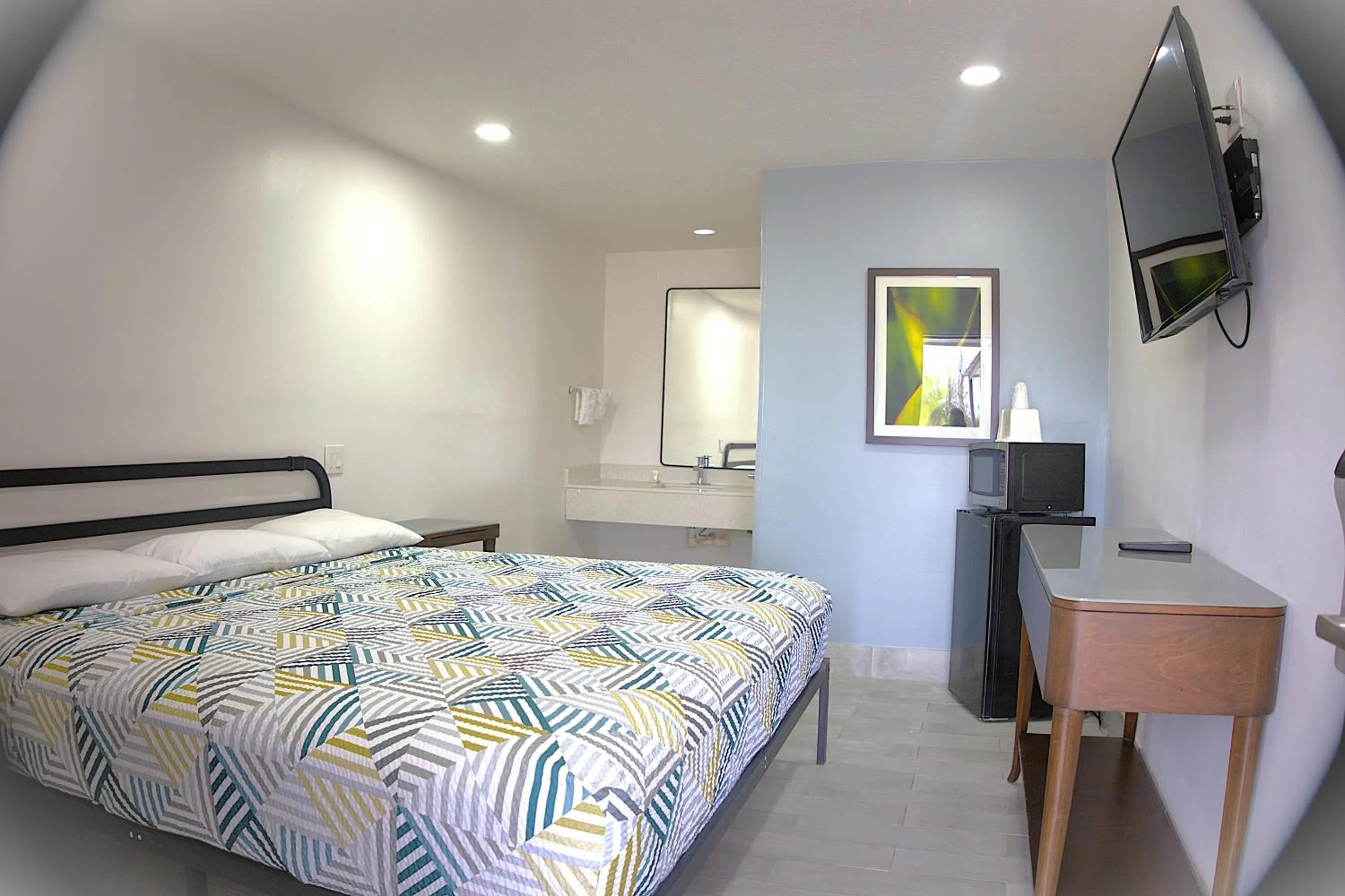 Photo of the whole room, Bed in Rodeway Inn