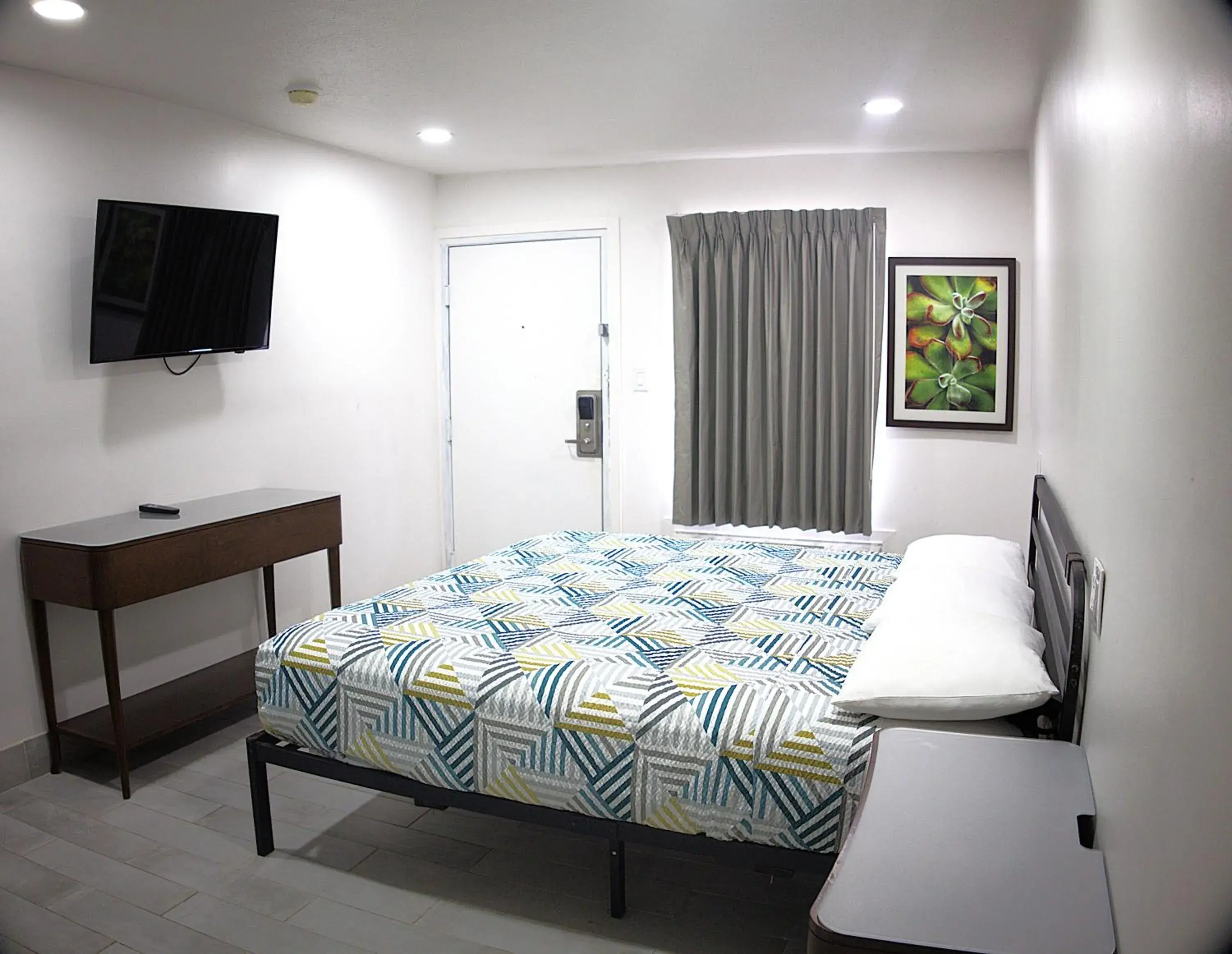 King Room - Non Smoking/Exterior Hall in Rodeway Inn King Room - Non Smoking/Exterior Hall in Rodeway Inn