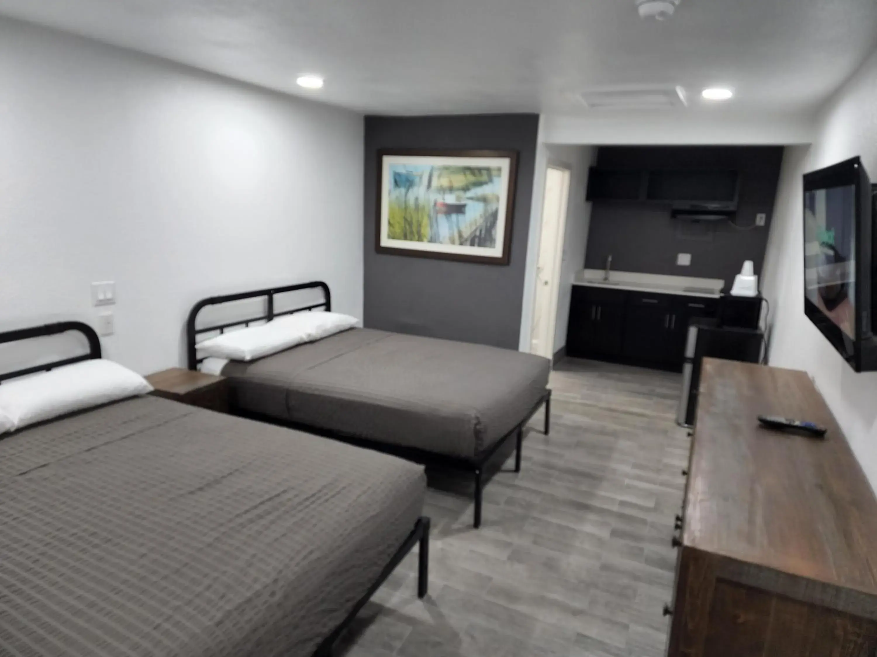 Bed in Rodeway Inn Bed in Rodeway Inn