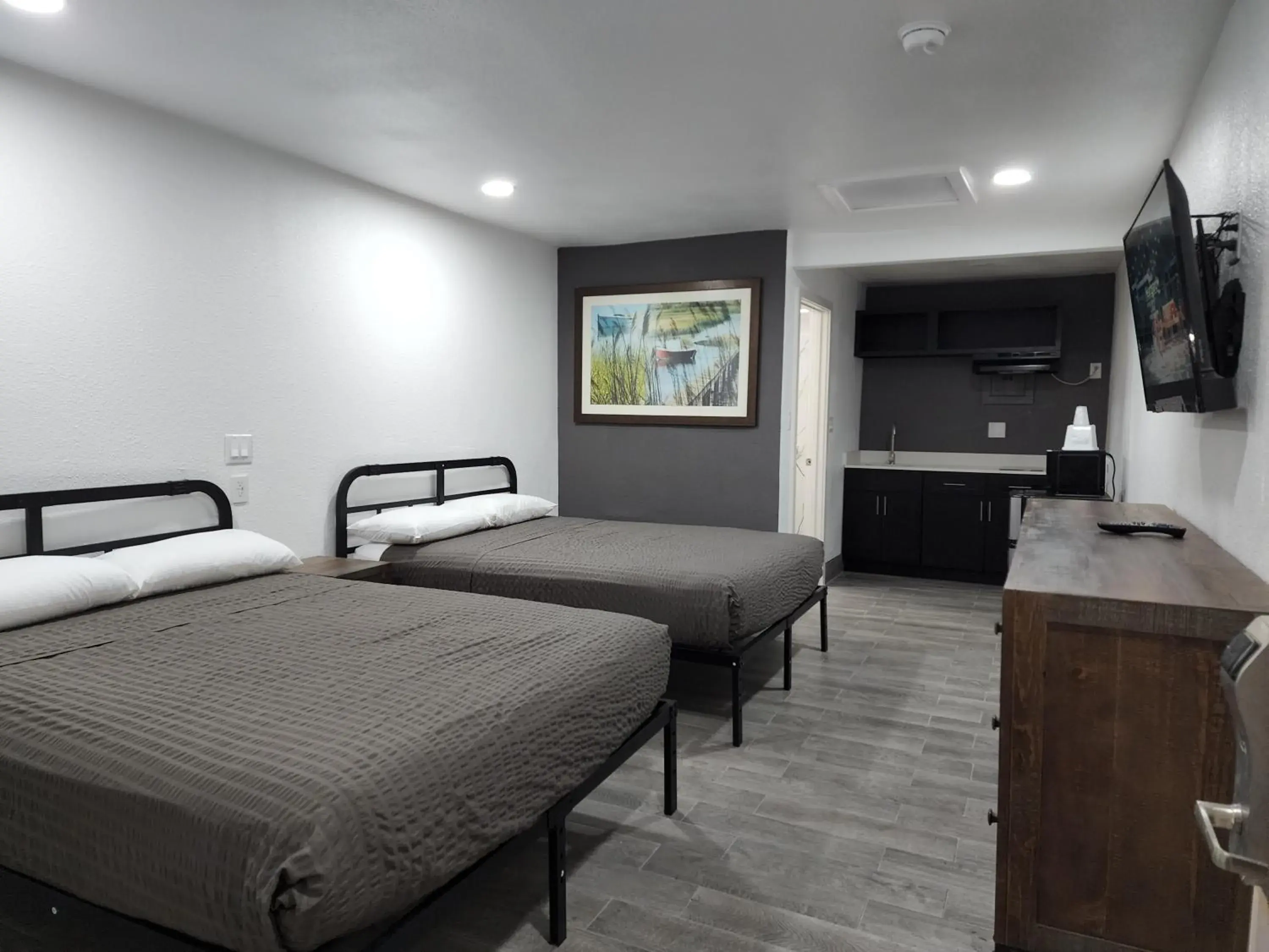 Bed in Rodeway Inn Bed in Rodeway Inn