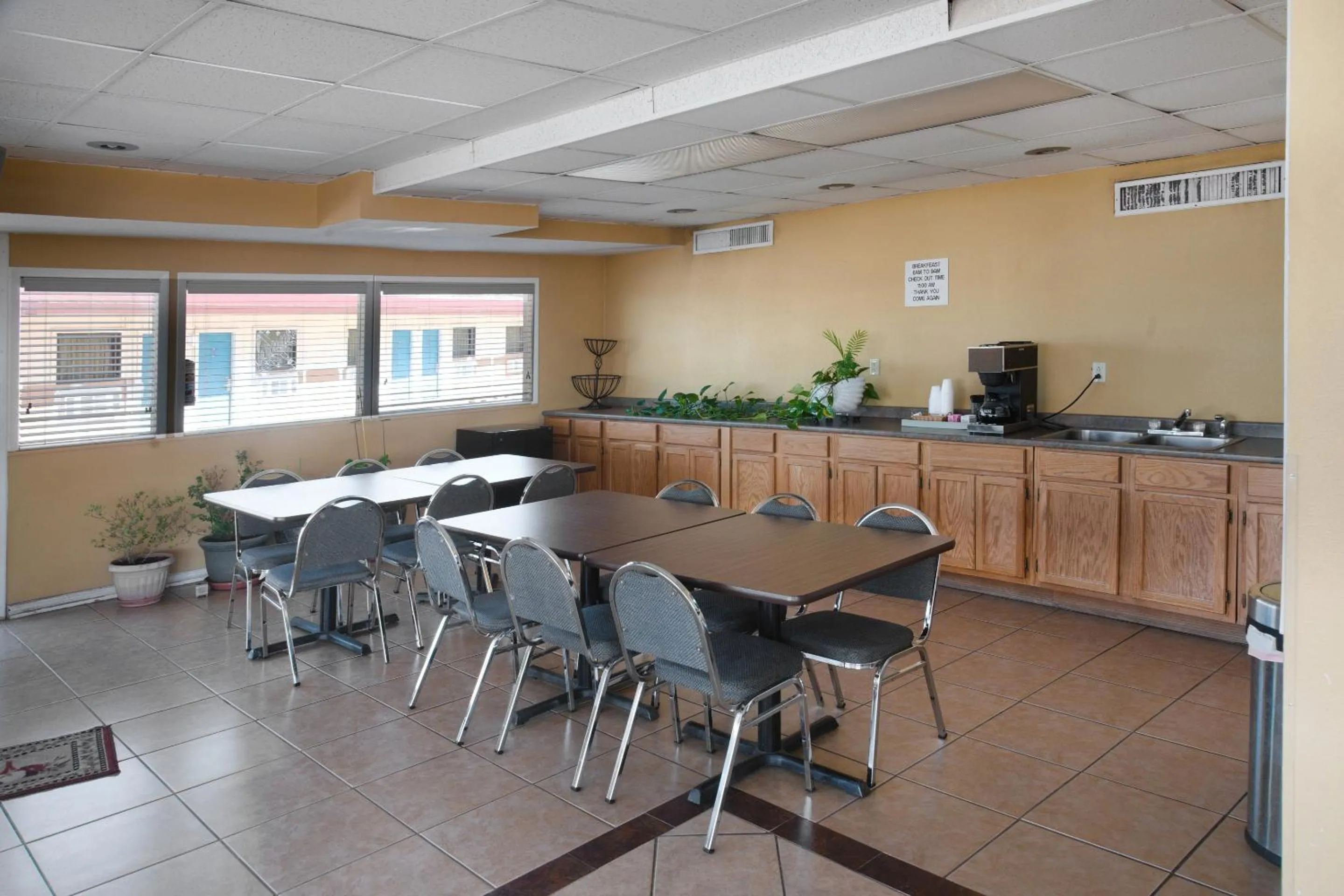 Dining area in OYO Hotel Guymon OK US-54