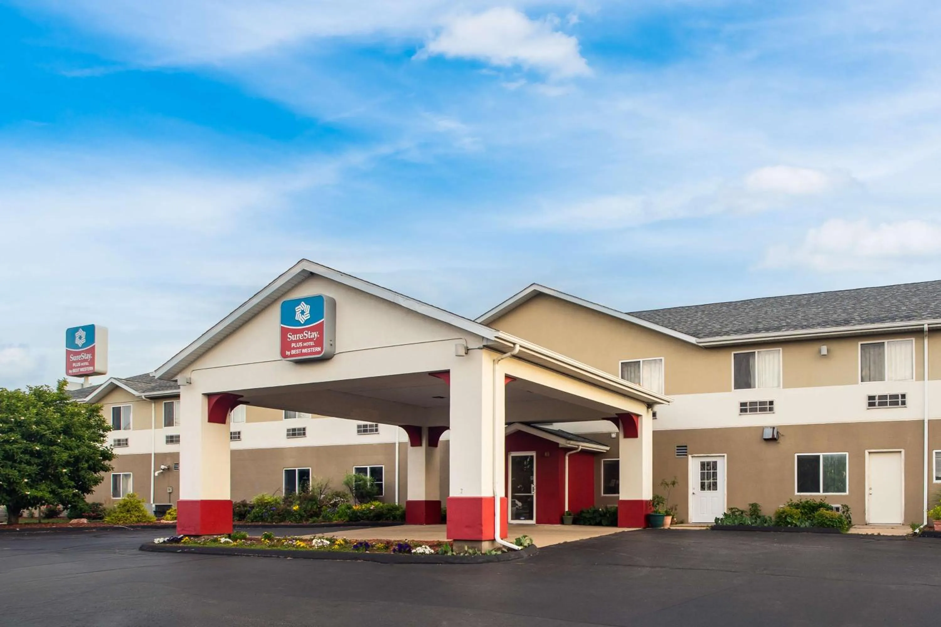 Property building in SureStay Plus Hotel by Best Western Bettendorf