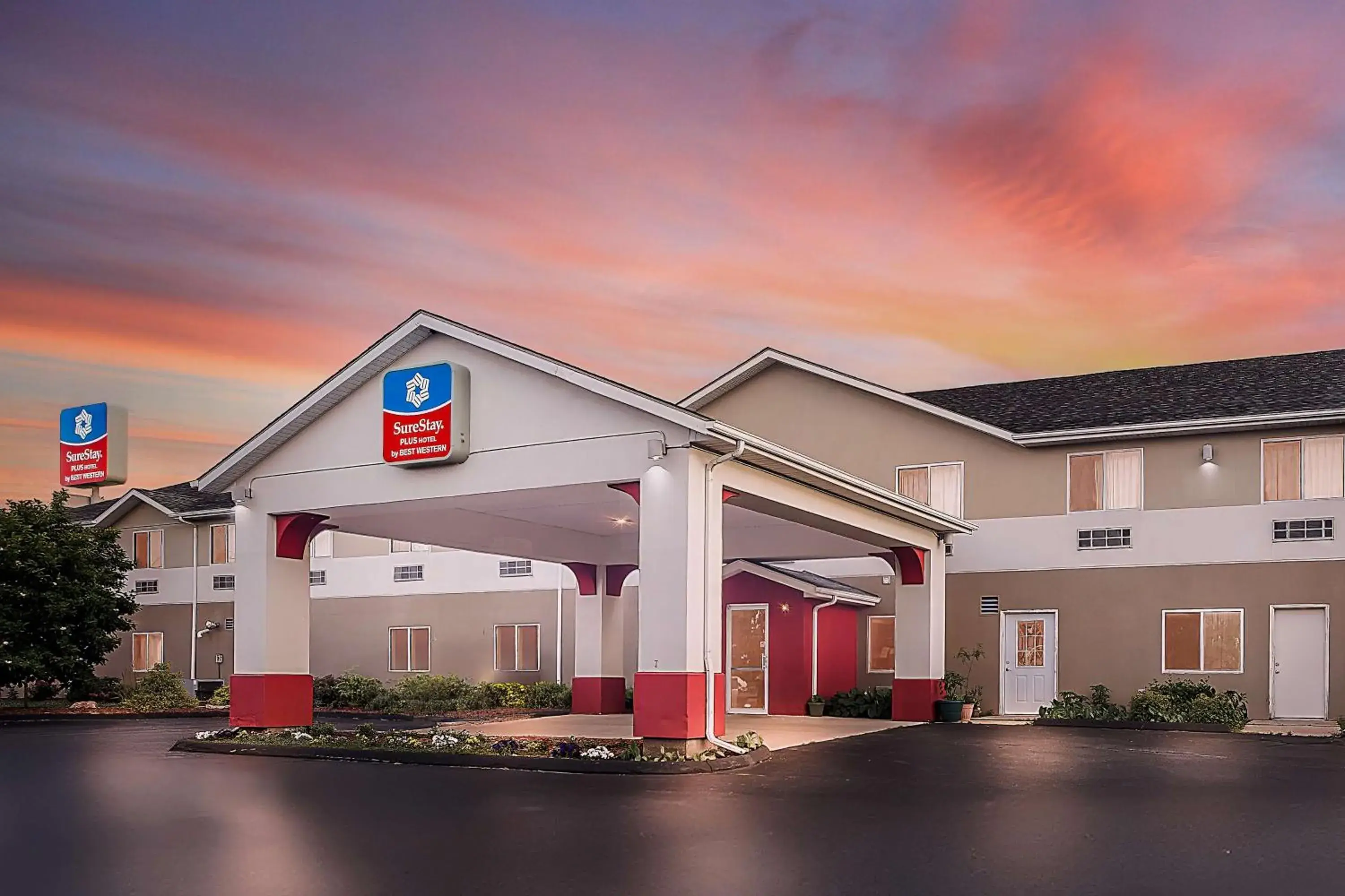 Property building in SureStay Plus Hotel by Best Western Bettendorf Property building in SureStay Plus Hotel by Best Western Bettendorf