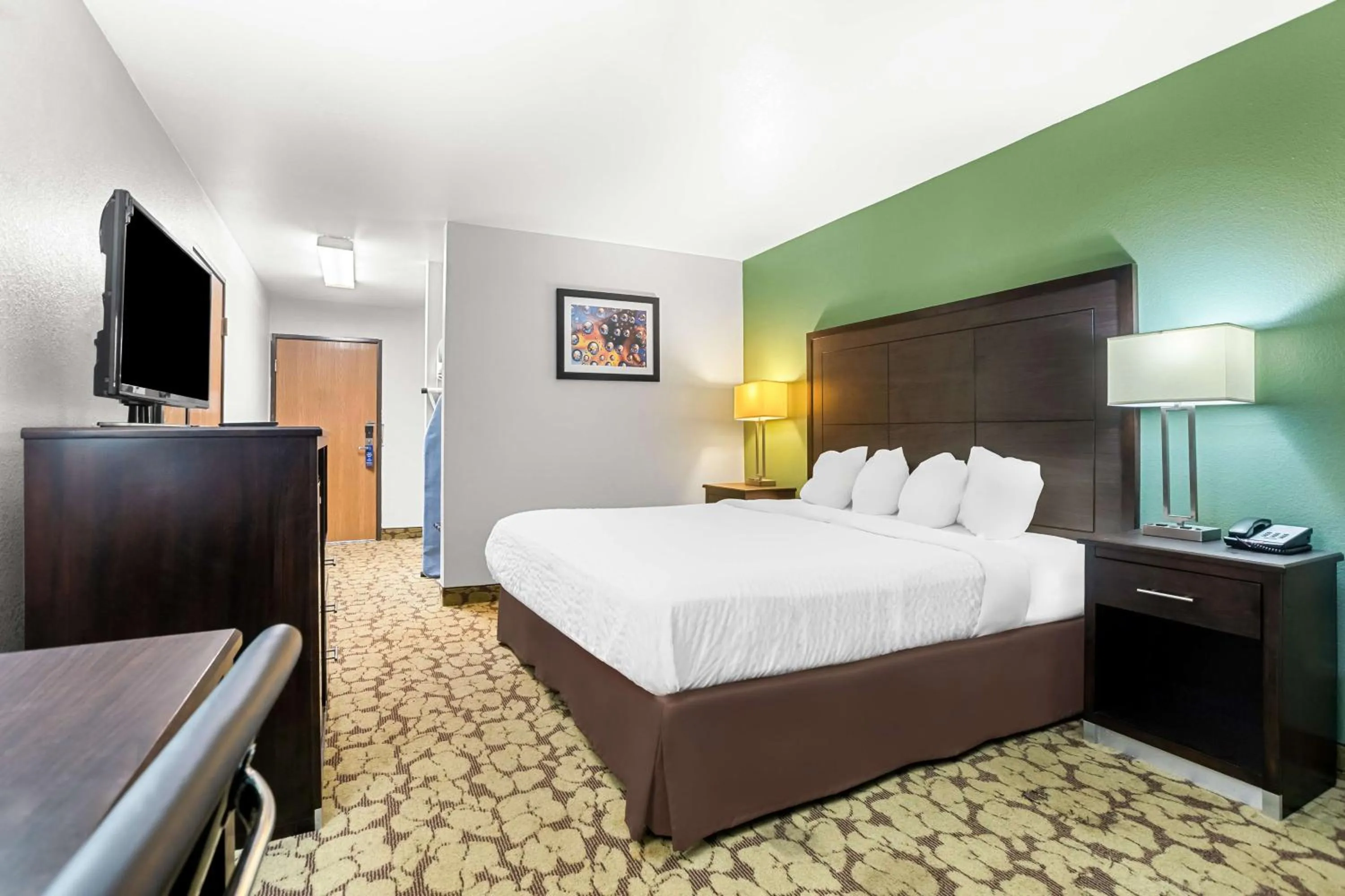 Bedroom, Bed in SureStay Plus Hotel by Best Western Bettendorf