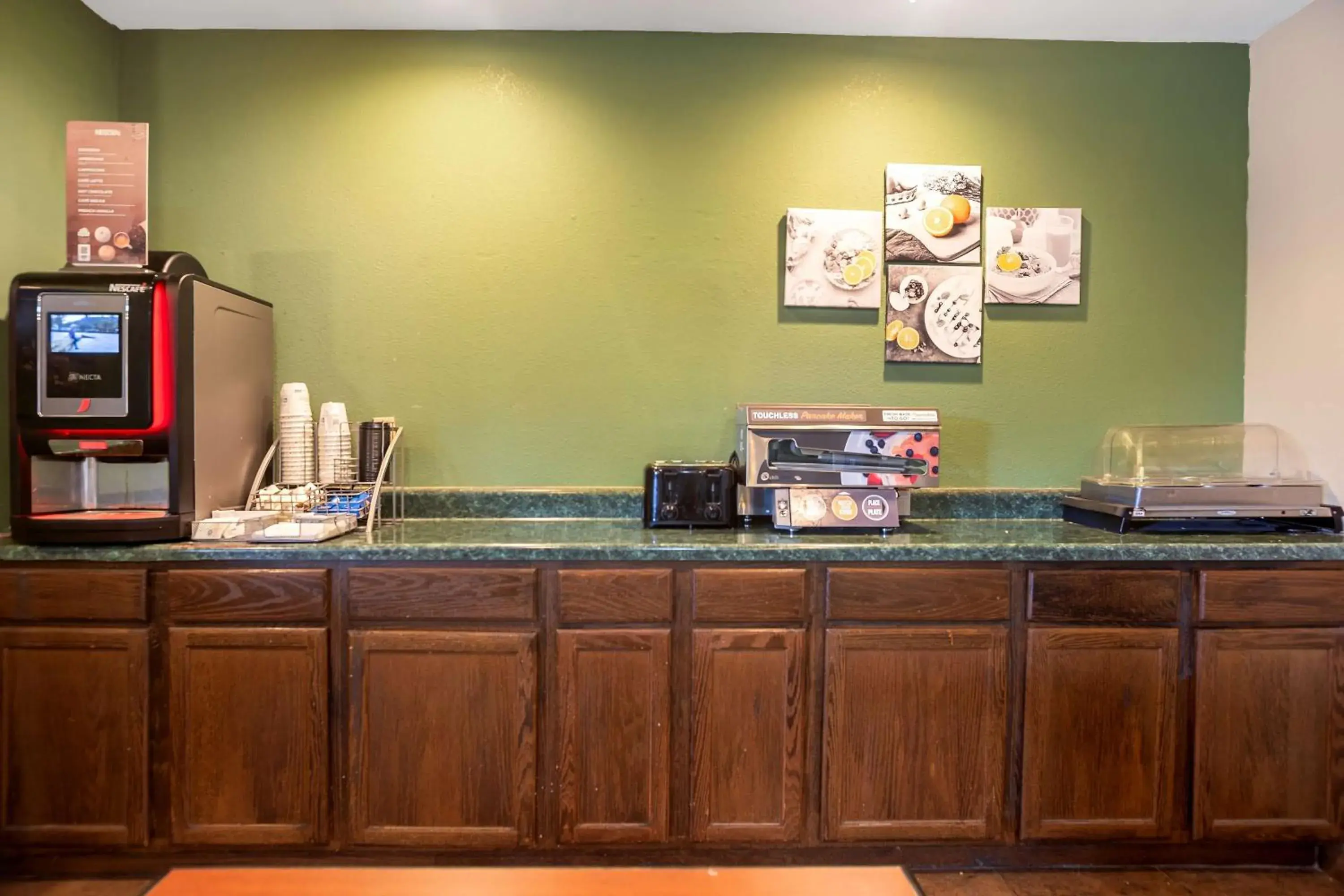 Breakfast in SureStay Plus Hotel by Best Western Bettendorf Breakfast in SureStay Plus Hotel by Best Western Bettendorf