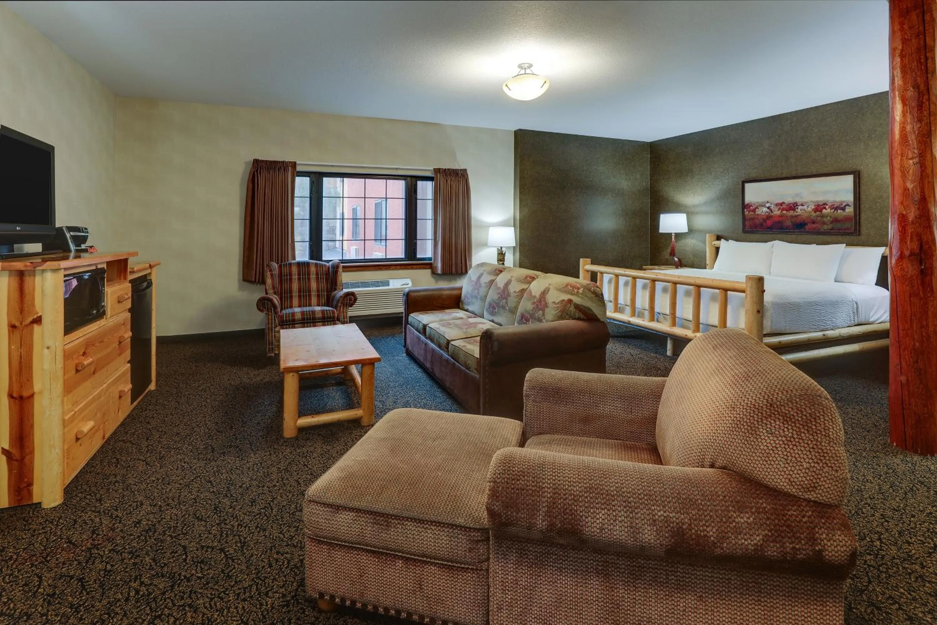 Seating area, Bed in Stoney Creek Hotel Sioux City