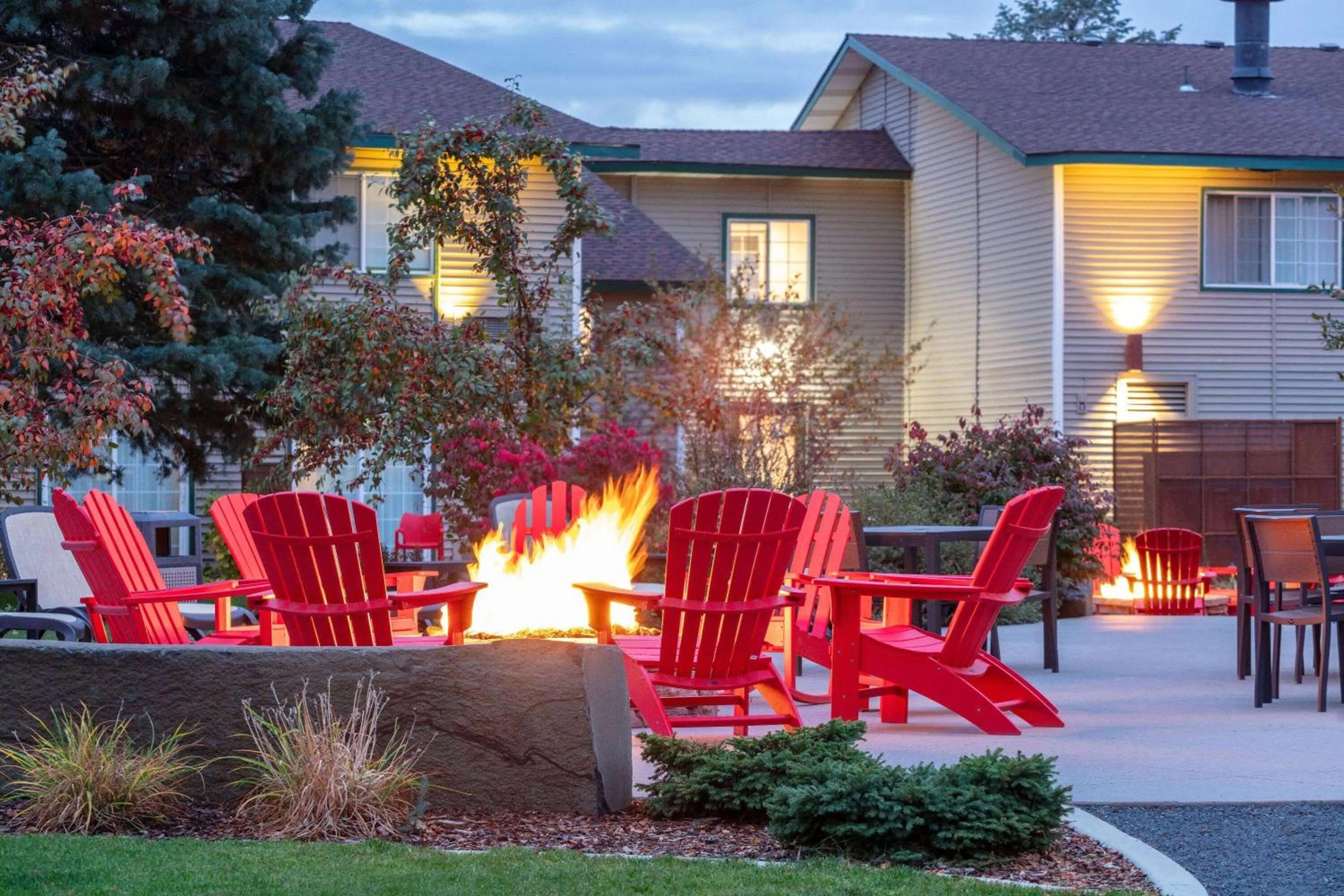 Inner courtyard view in Ramada by Wyndham Spokane Airport