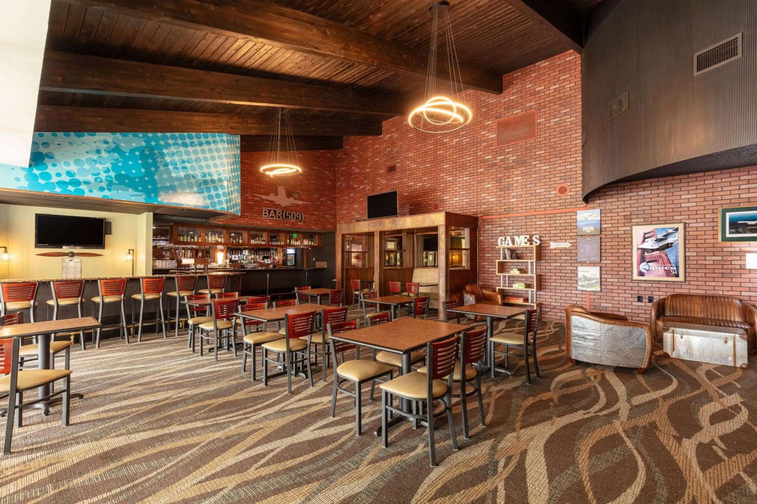 Lounge or bar in Ramada by Wyndham Spokane Airport