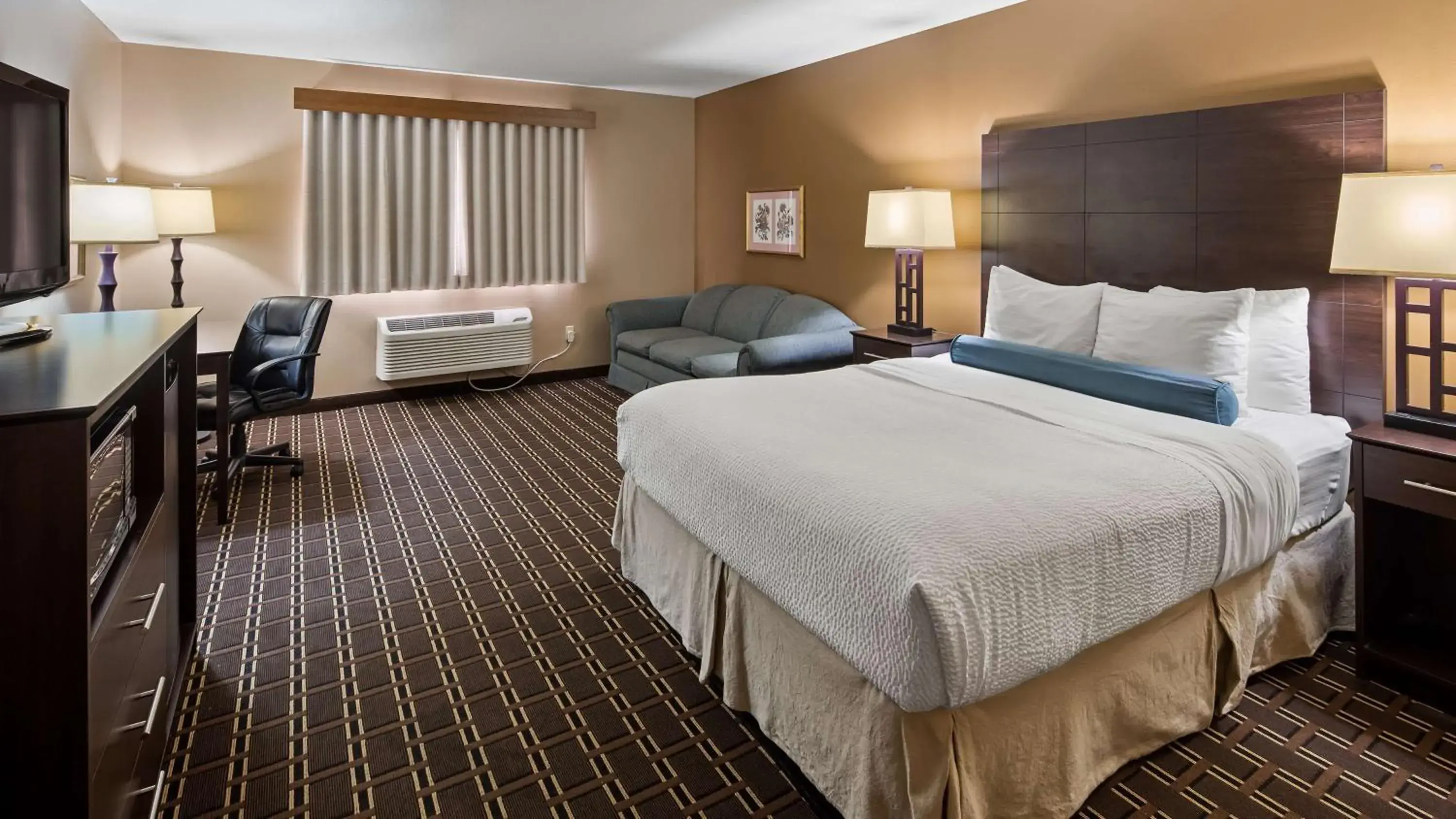 King Room with Sofa Bed and Roll-In Shower - Disability Access/Non-Smoking in Best Western Dodgeville Inn & Suites King Room with Sofa Bed and Roll-In Shower - Disability Access/Non-Smoking in Best Western Dodgeville Inn & Suites