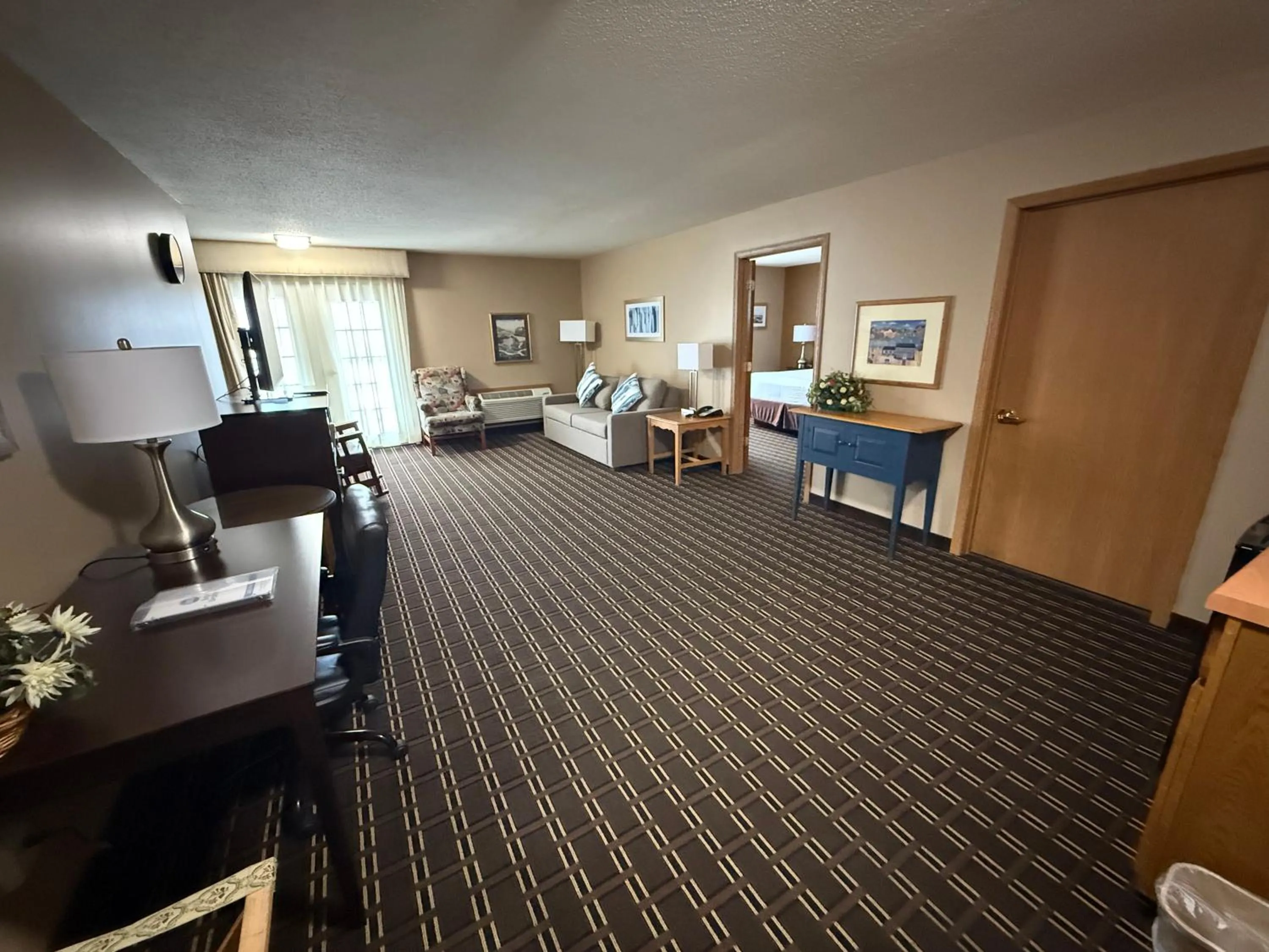 Living room, Bed in Best Western Dodgeville Inn & Suites