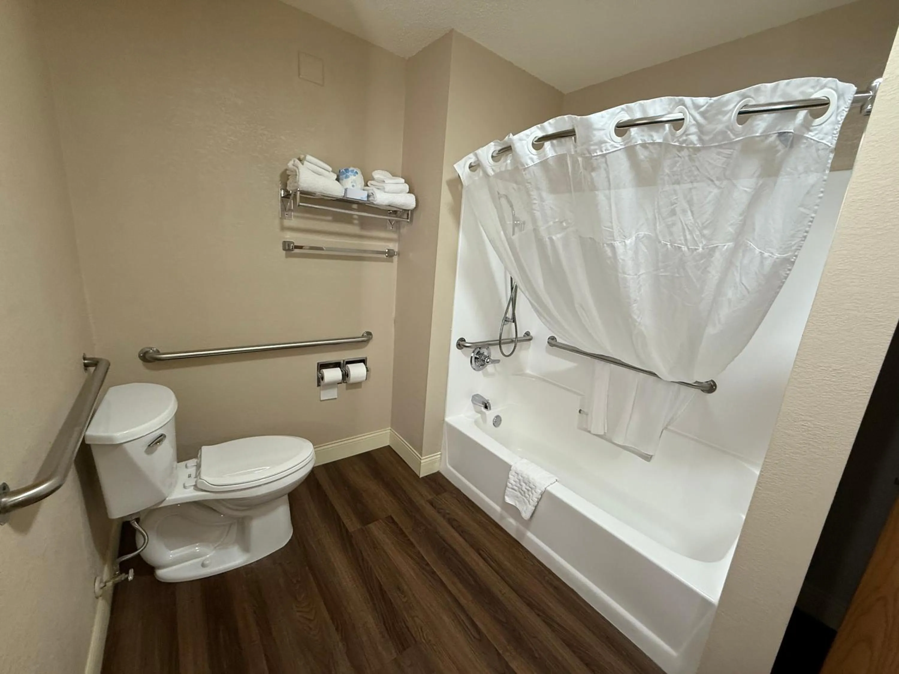 Bathroom in Best Western Dodgeville Inn & Suites