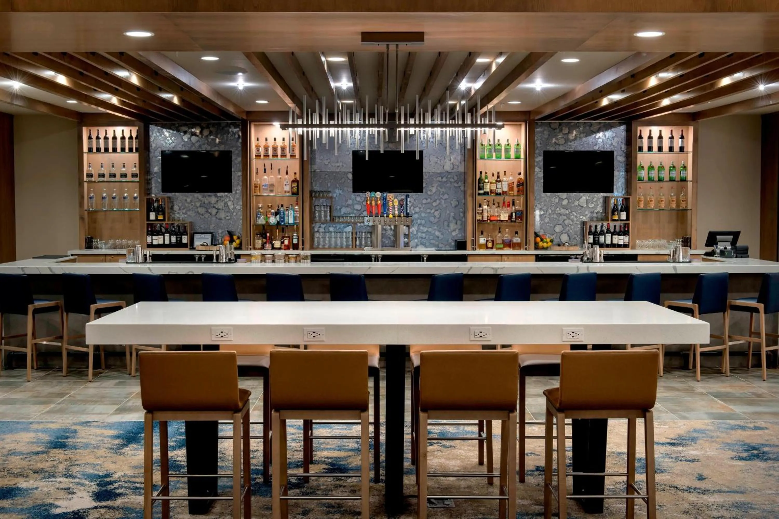 Lounge or bar in Delta Hotels by Marriott Utica