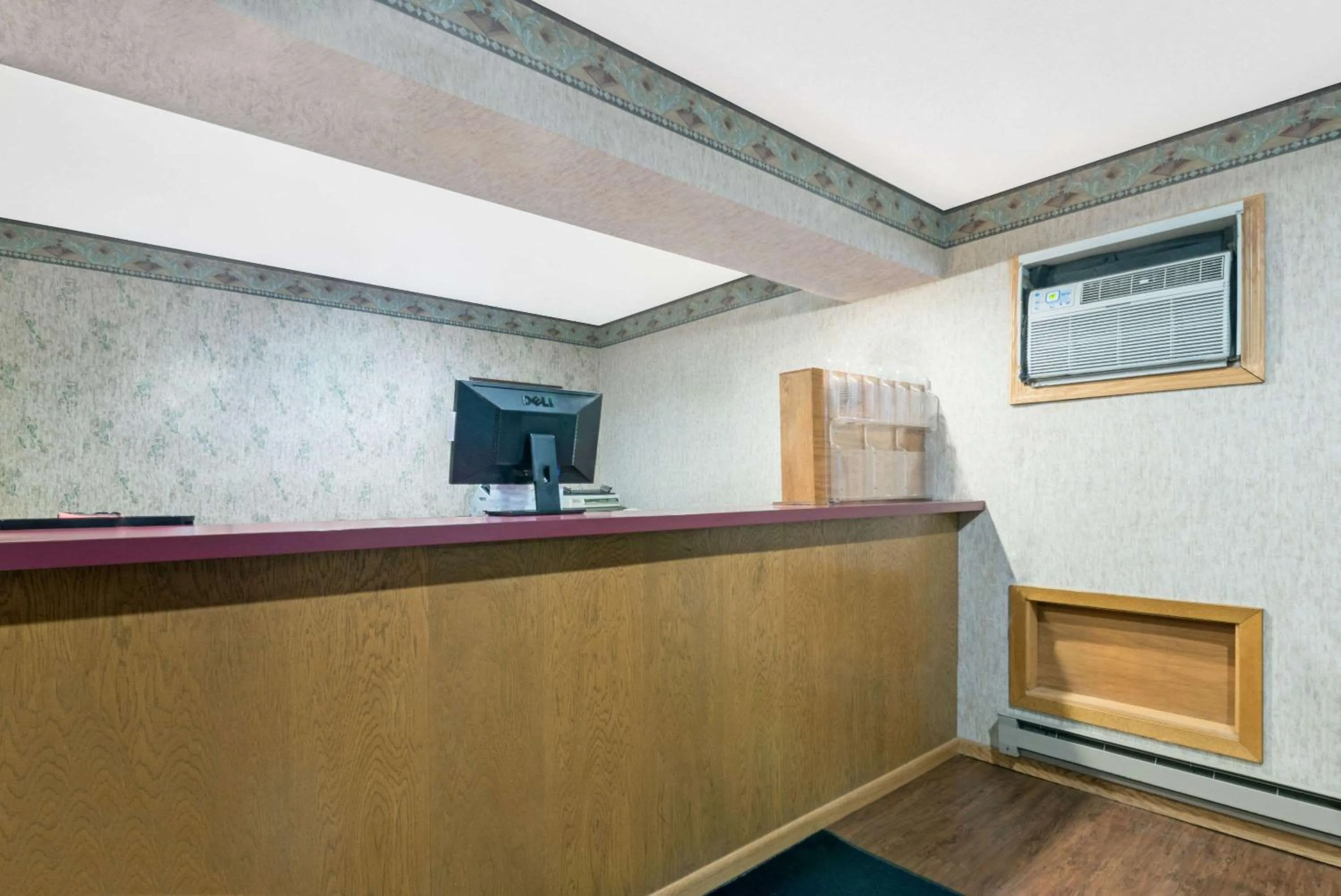 Lobby or reception in Super 8 by Wyndham Milbank SD