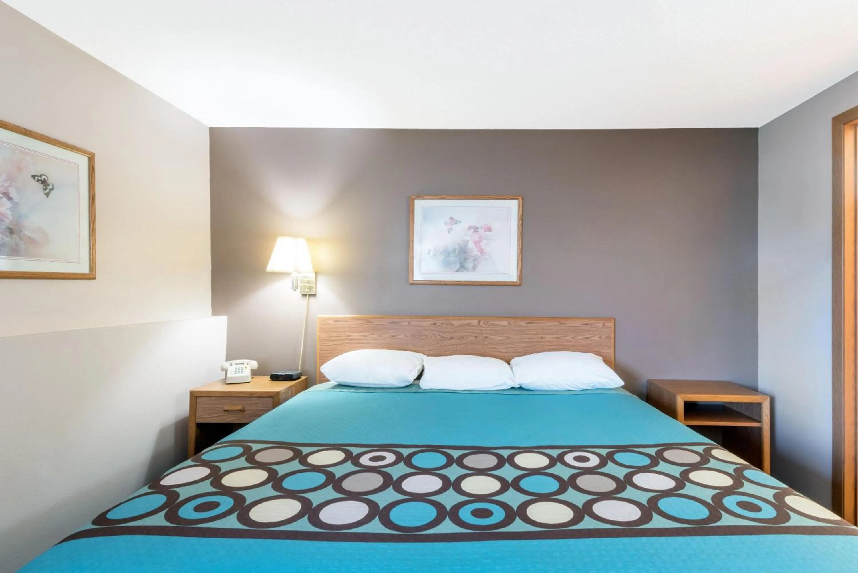 Photo of the whole room, Bed in Super 8 by Wyndham Milbank SD