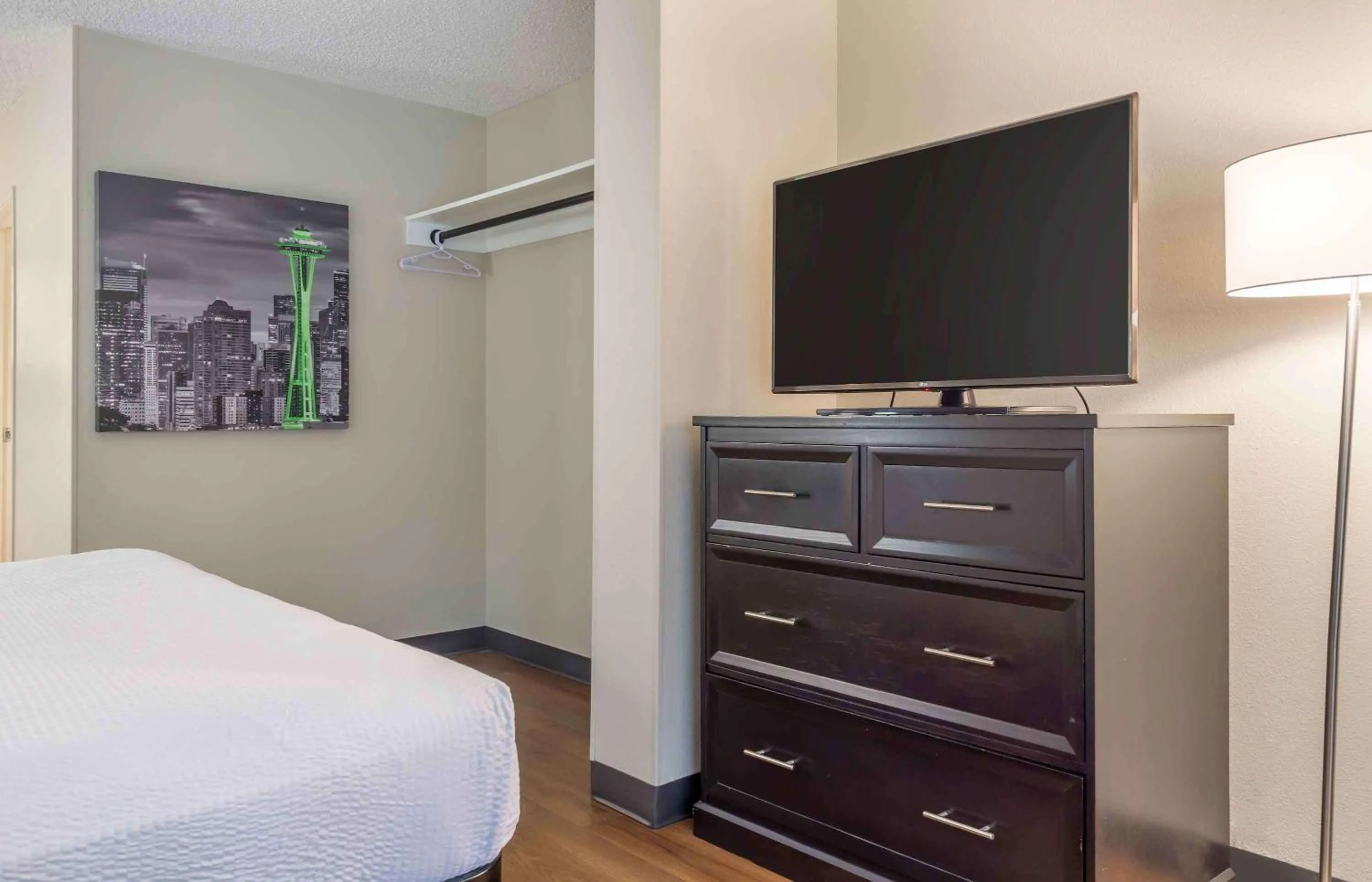 Bedroom, Bed in Extended Stay America Suites - Seattle - Redmond