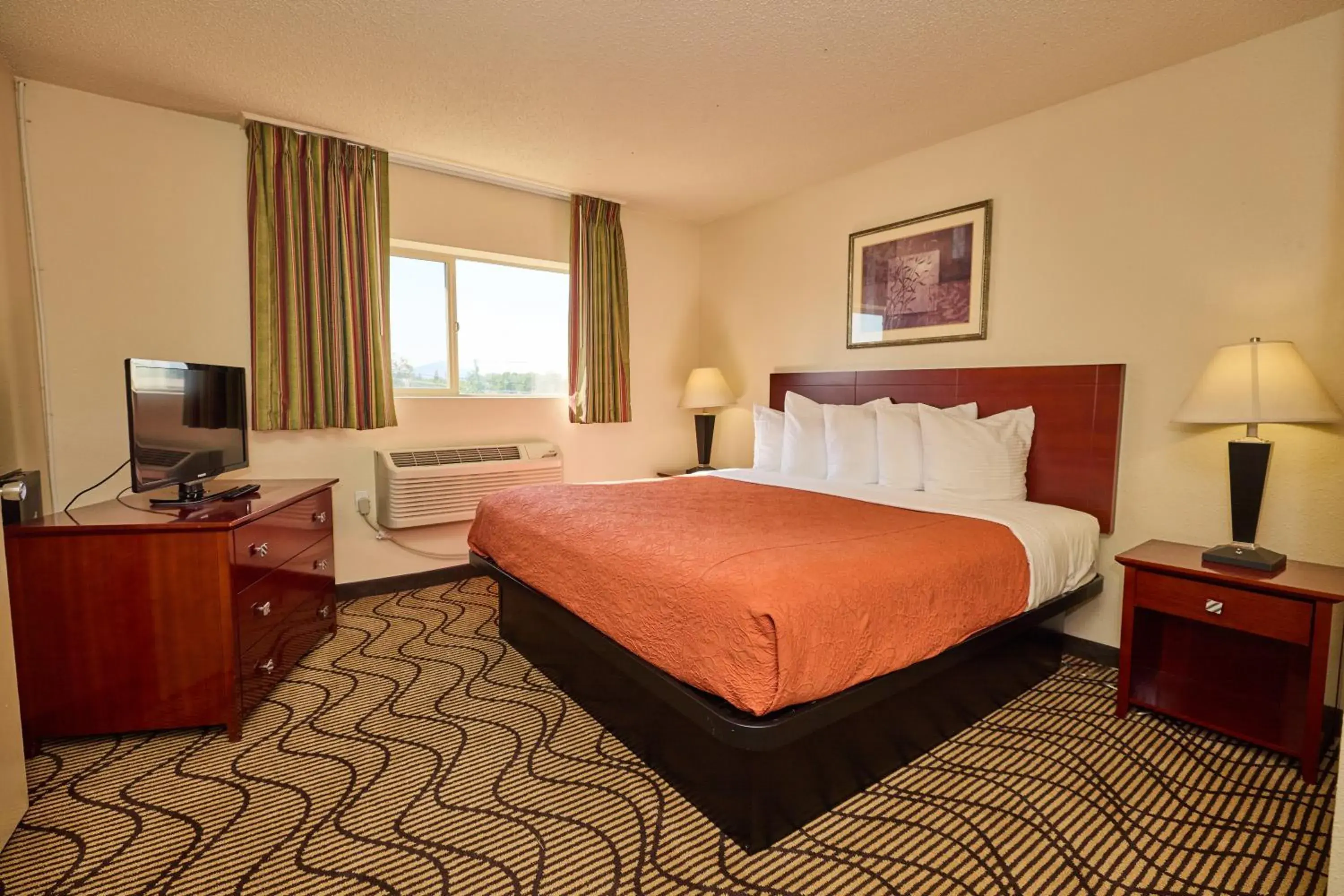 TV and multimedia, Bed in Cimarron Inn Klamath Falls TV and multimedia, Bed in Cimarron Inn Klamath Falls