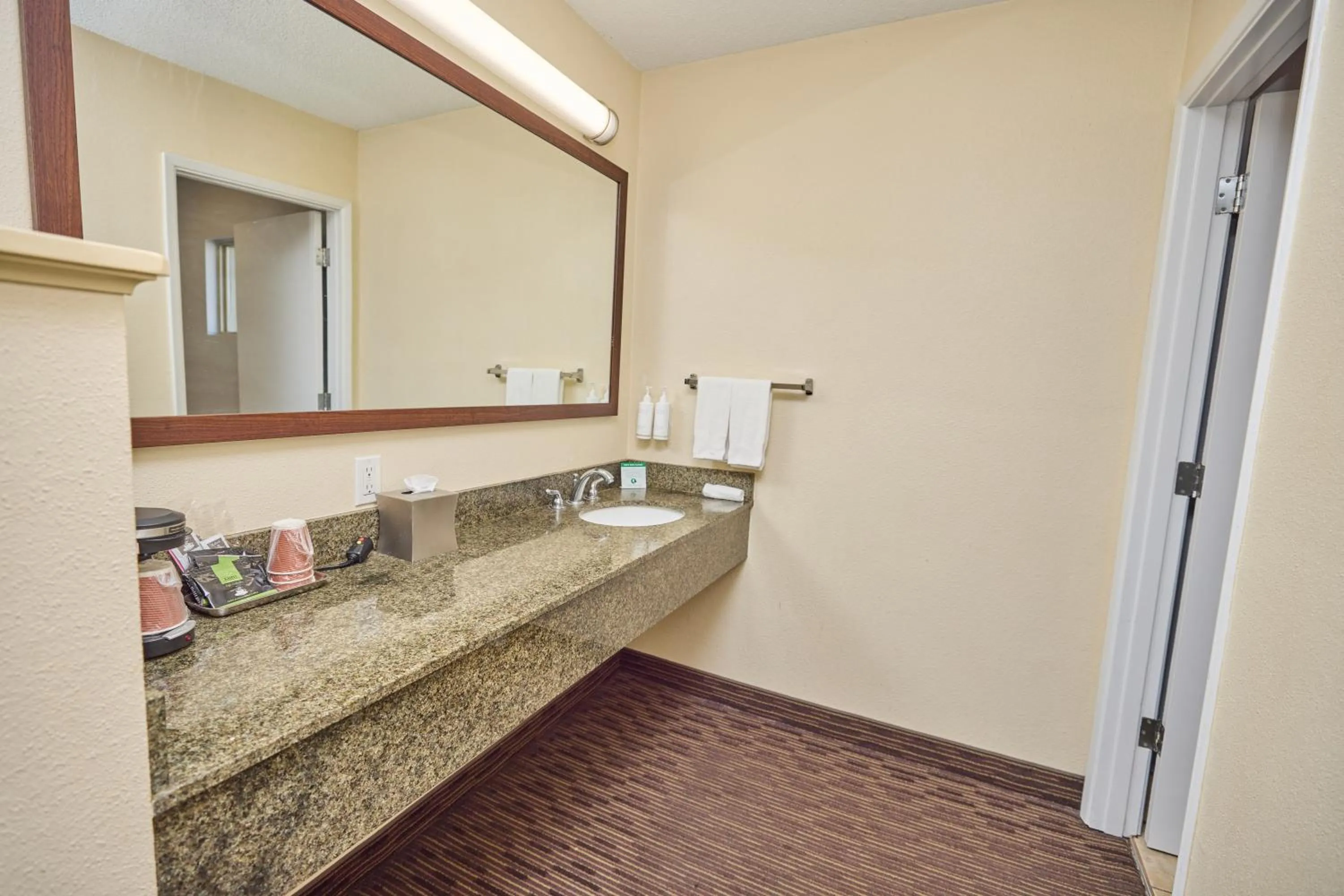 Bathroom in Cimarron Inn Klamath Falls