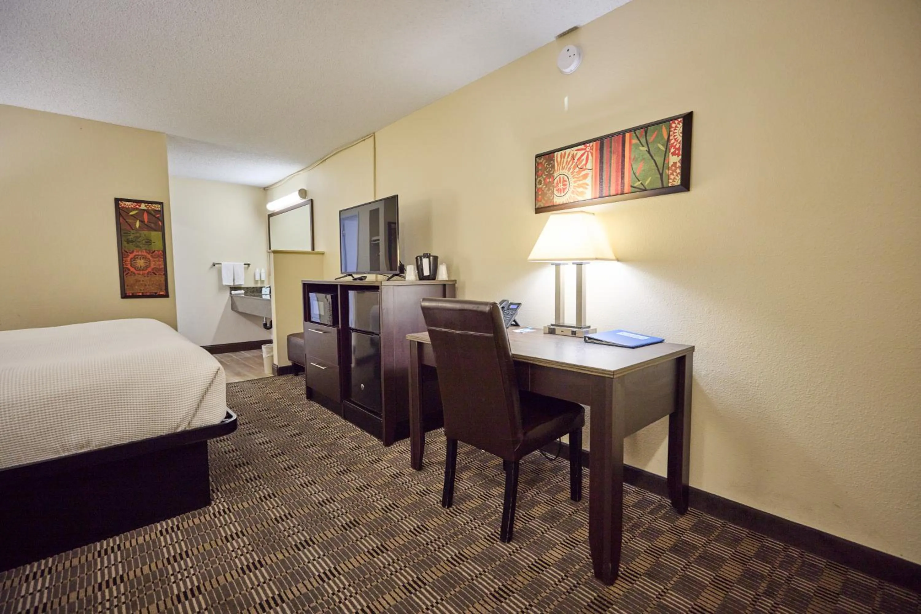 Bed in Cimarron Inn Klamath Falls