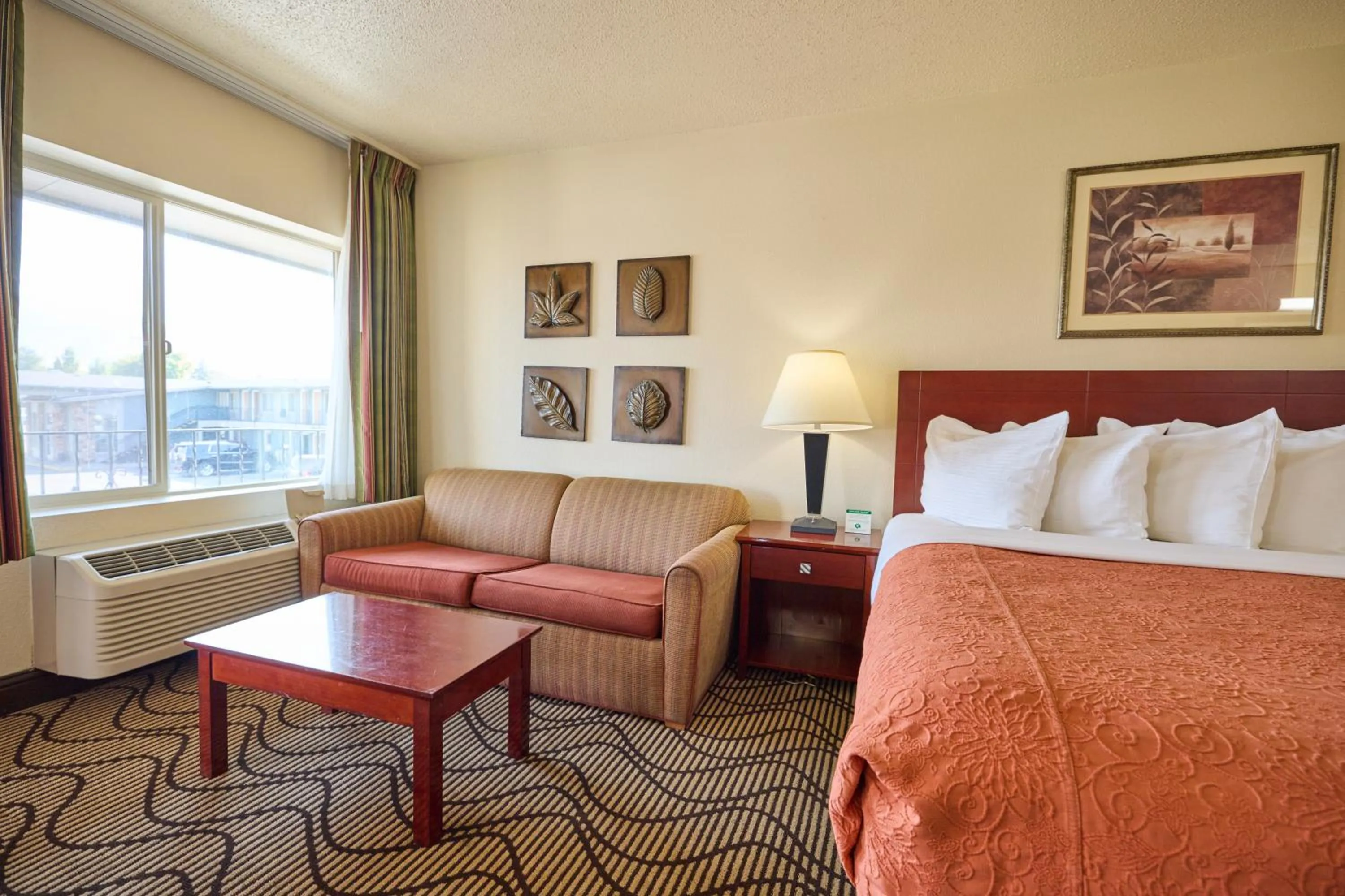 Bed in Cimarron Inn Klamath Falls