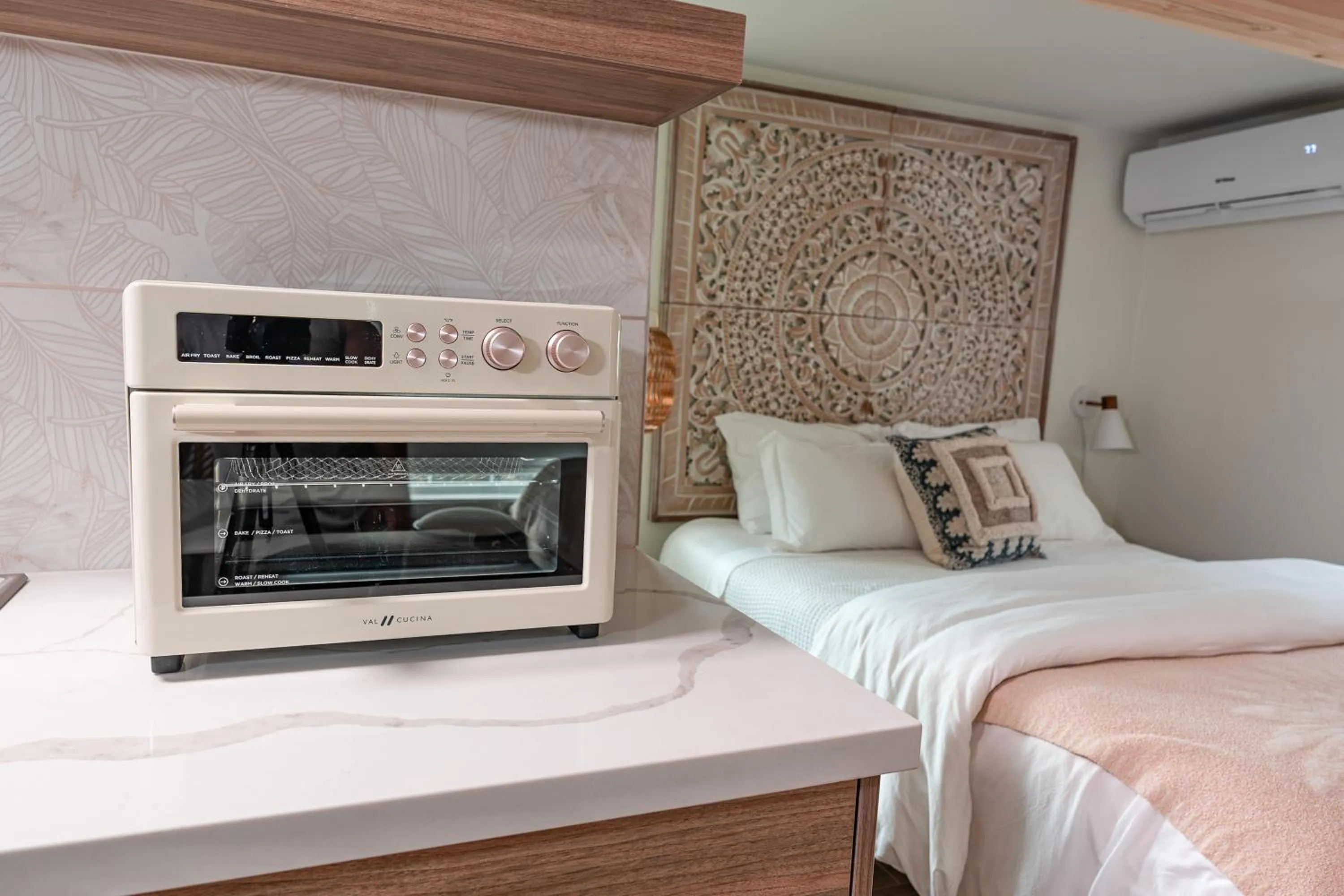 Kitchen or kitchenette, Bed in Seahorse Beach Bungalows