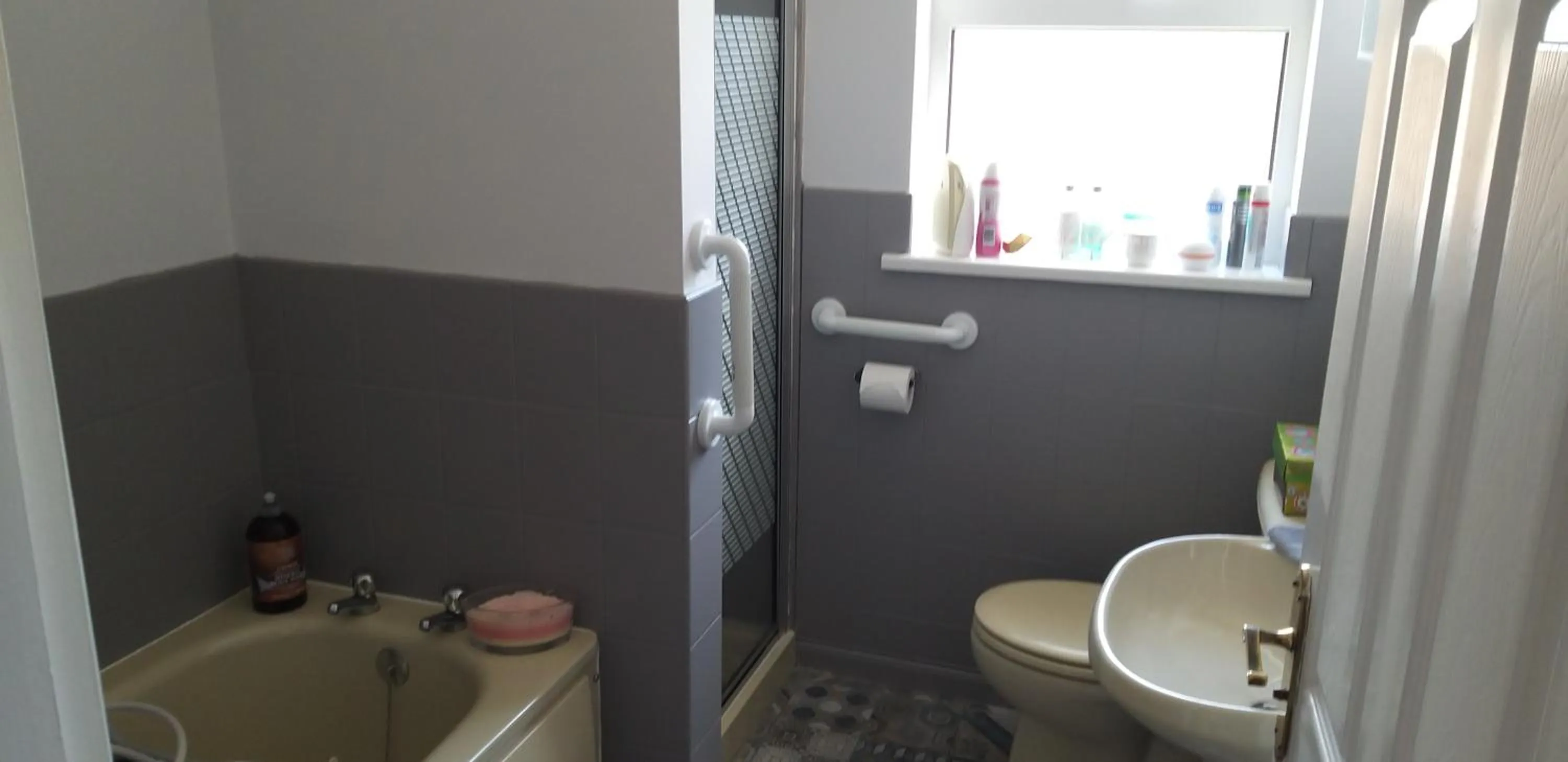 Bathroom in Braeside B&B