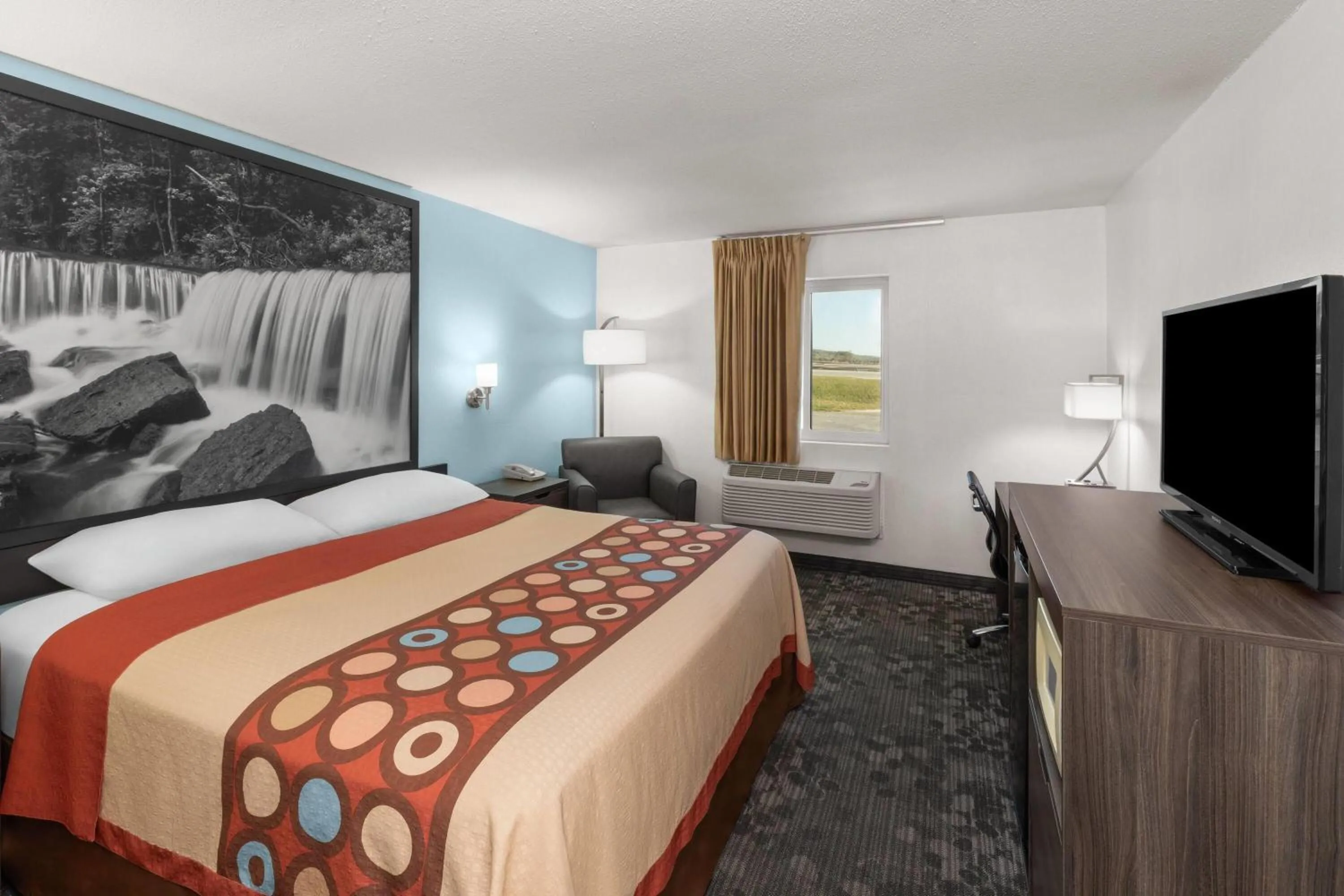 Photo of the whole room in Super 8 by Wyndham Rock Port MO