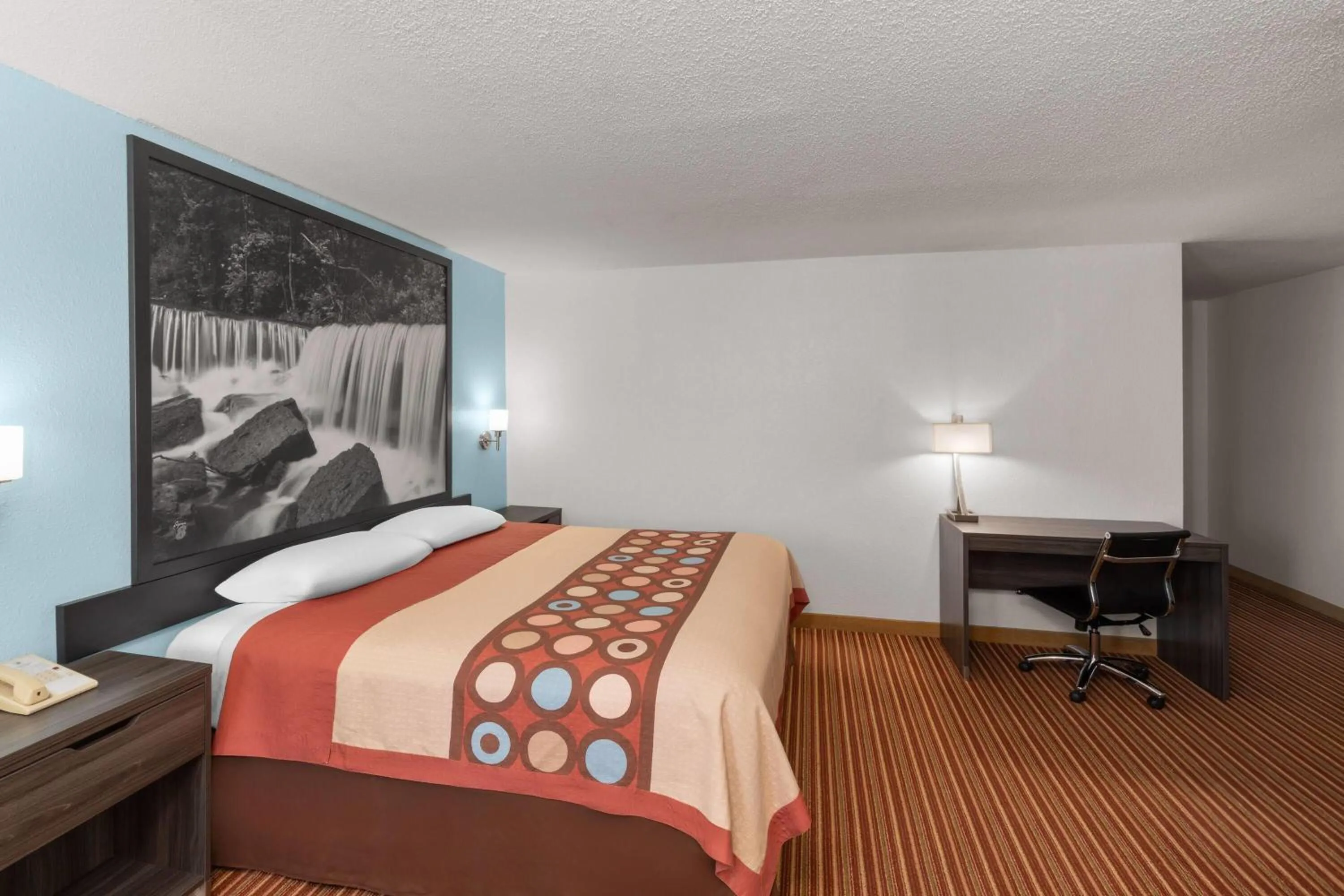 Photo of the whole room in Super 8 by Wyndham Rock Port MO