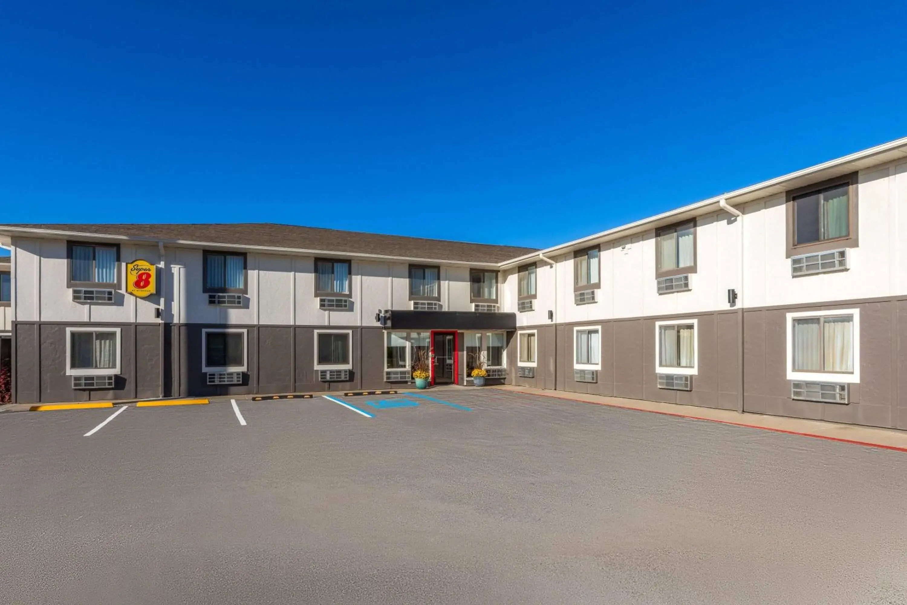 Property building in Super 8 by Wyndham Rock Port MO Property building in Super 8 by Wyndham Rock Port MO