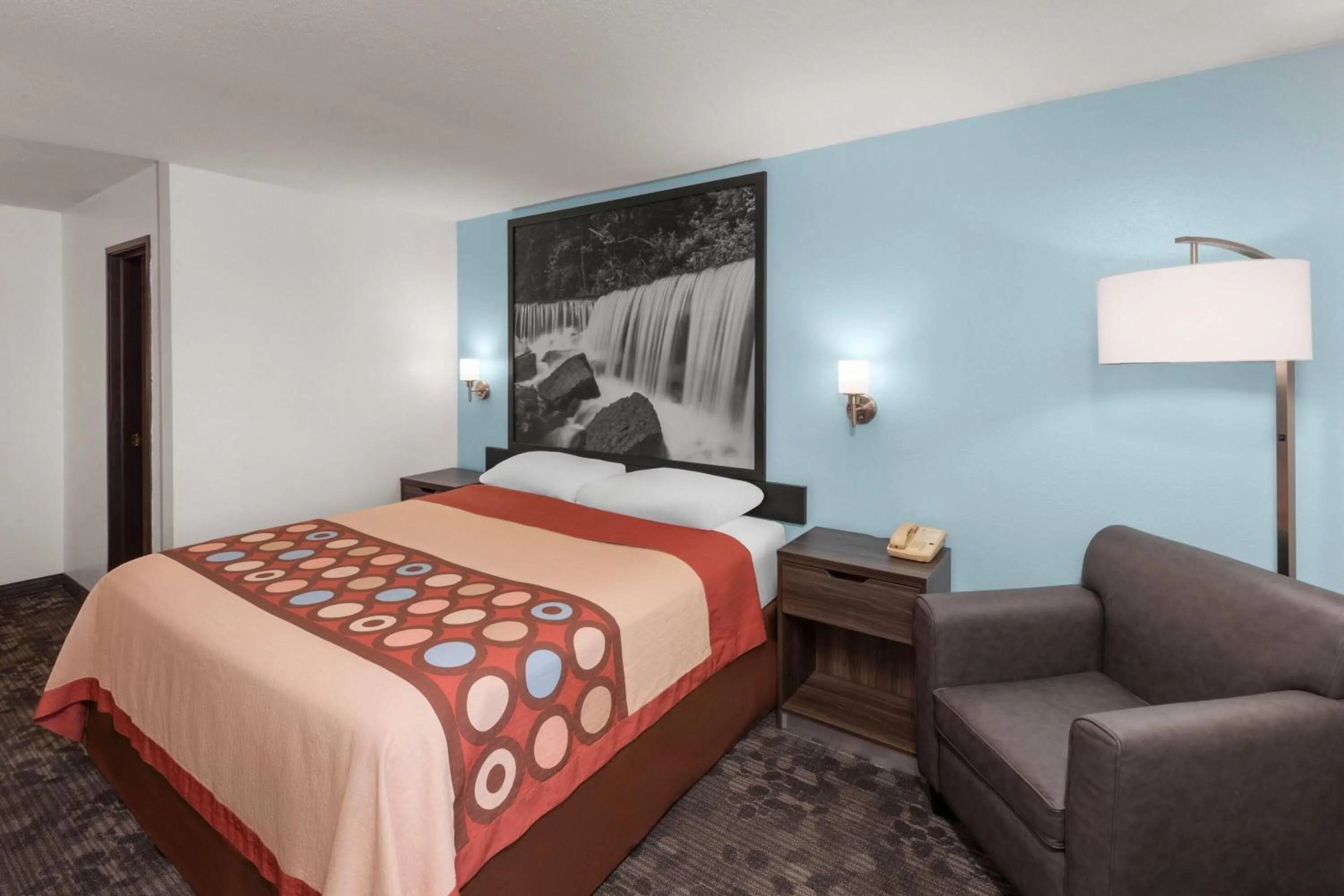 Photo of the whole room in Super 8 by Wyndham Rock Port MO